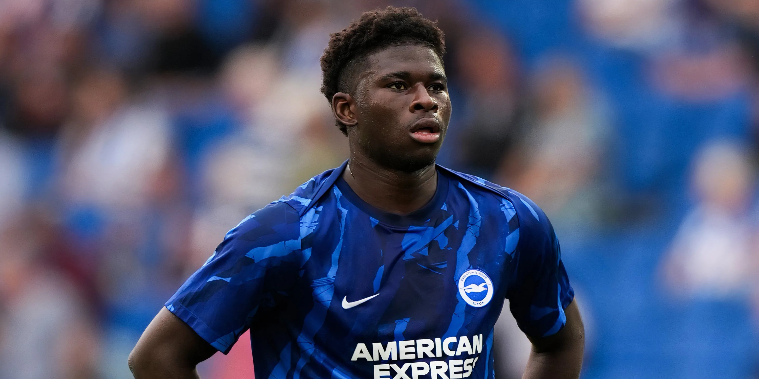 Carlos Baleba khởi động cùng Brighton trước trận đấu, mục tiêu chuyển nhượng của Man United