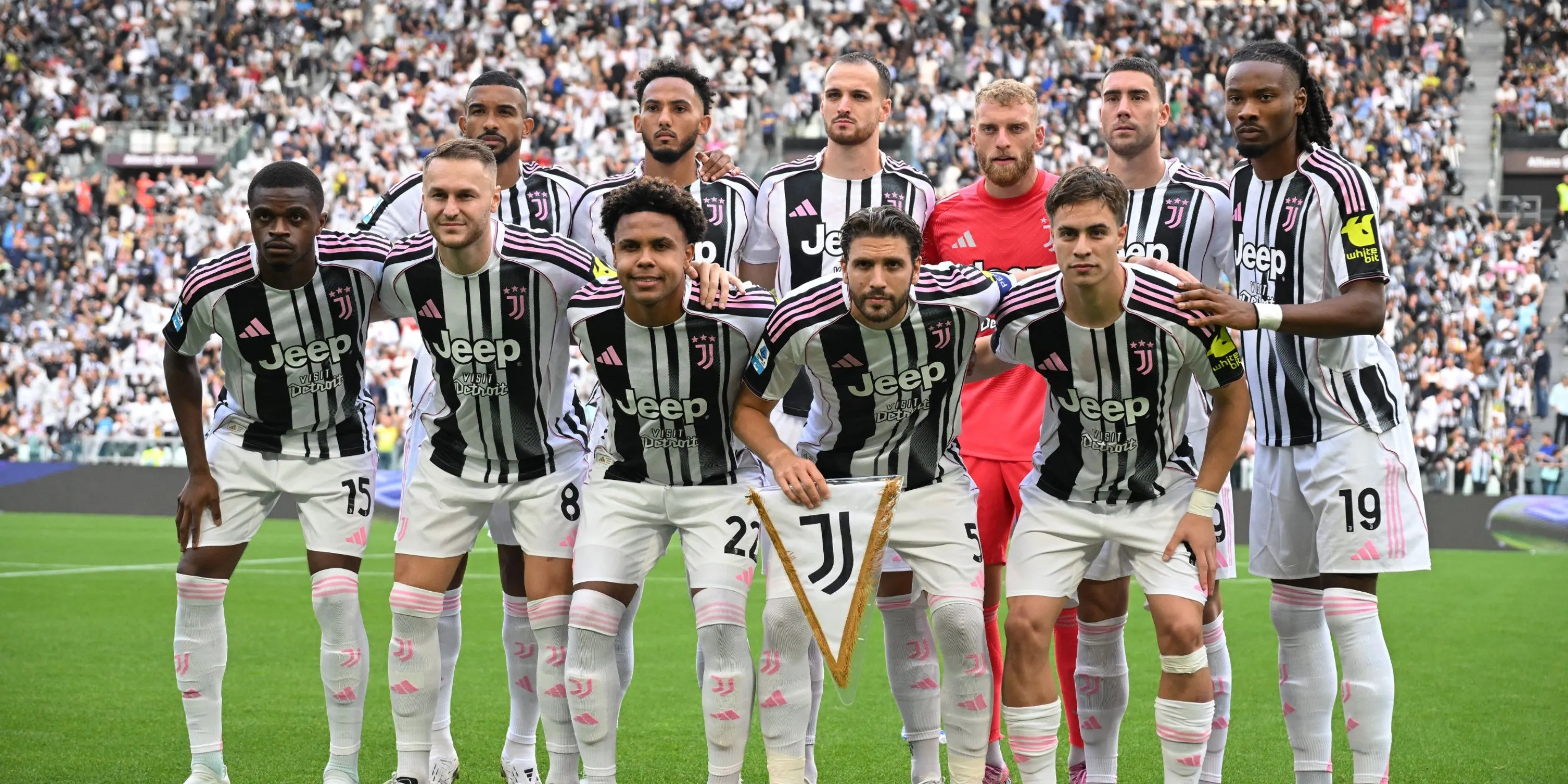 Cầu thủ Juventus trong trang phục thi đấu, biểu tượng đội bóng Turin đang tìm kiếm huấn luyện viên mới