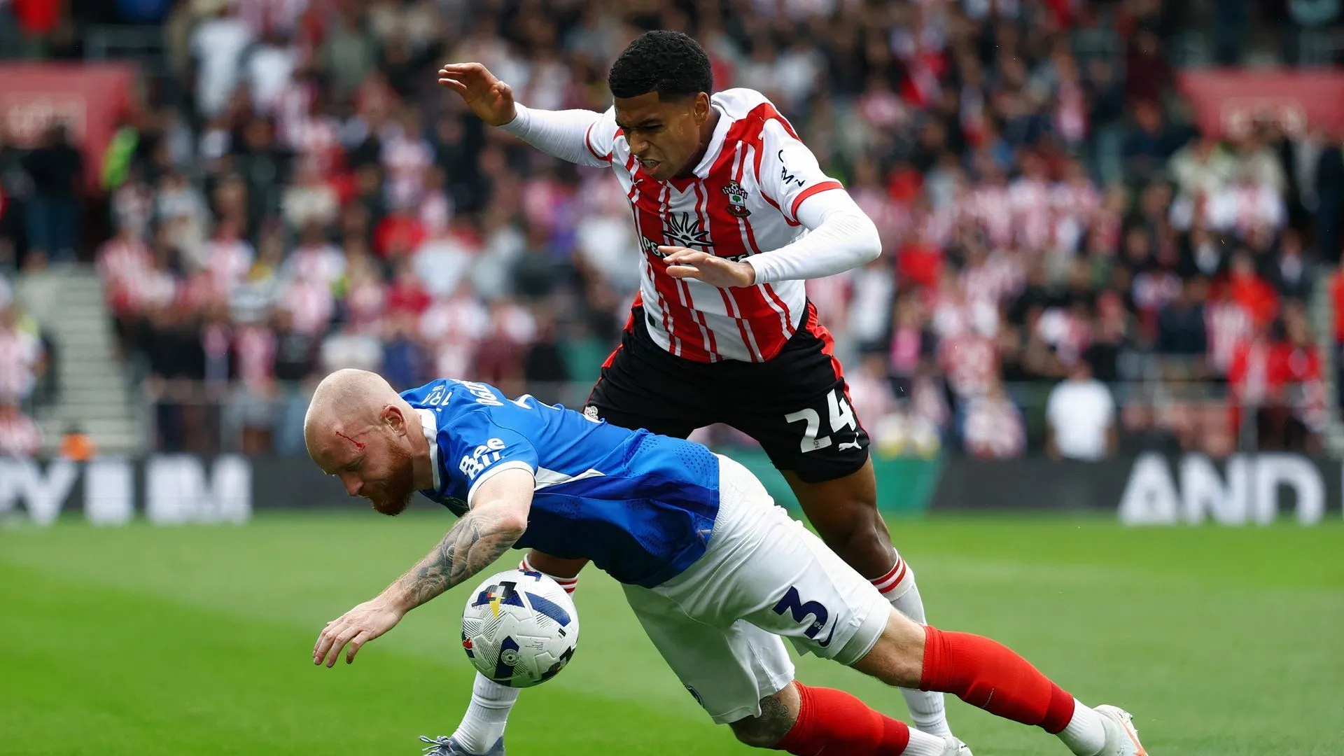 Cầu thủ Southampton tranh chấp bóng trong một pha tấn công, đội cần cải thiện khả năng chuyển hóa cơ hội thành bàn thắng