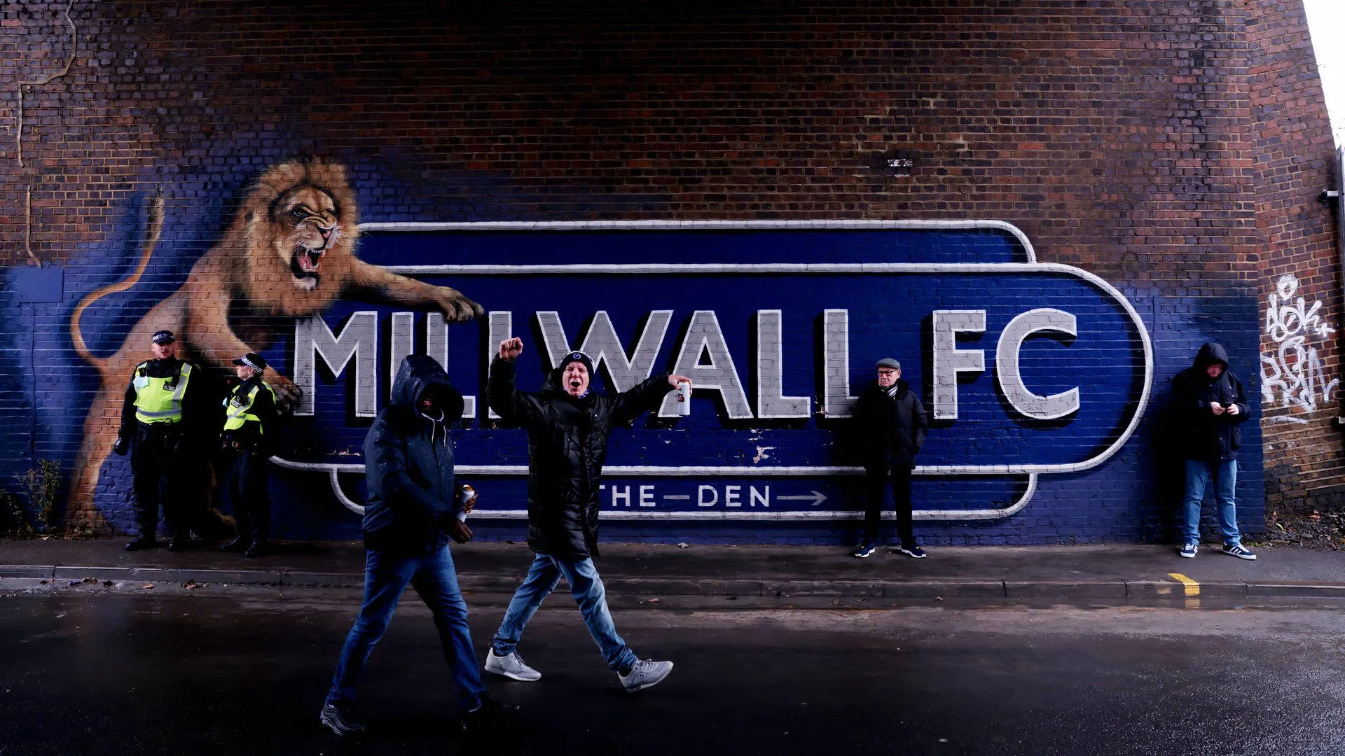 CĐV Millwall tạo bầu không khí áp lực tại The Den