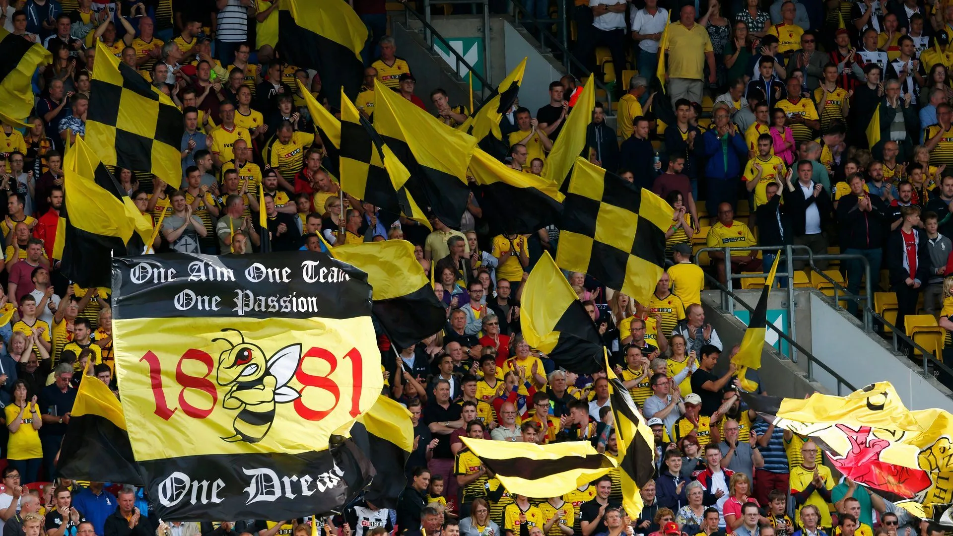 CĐV Watford trên khán đài Vicarage Road