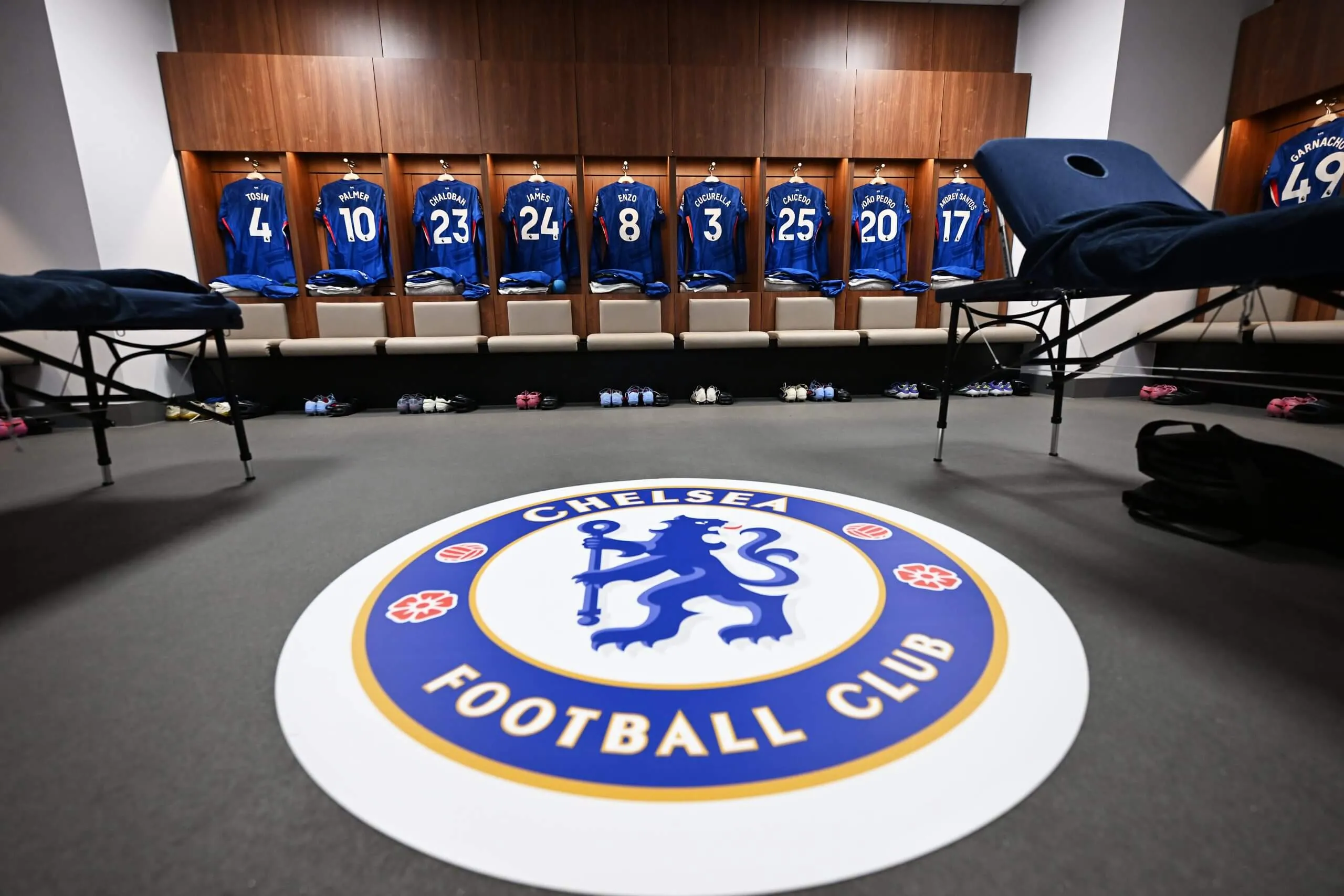 Chelsea mang thảm logo CLB nhằm tạo cảm giác thân thuộc trong phòng thay đồ đội khách