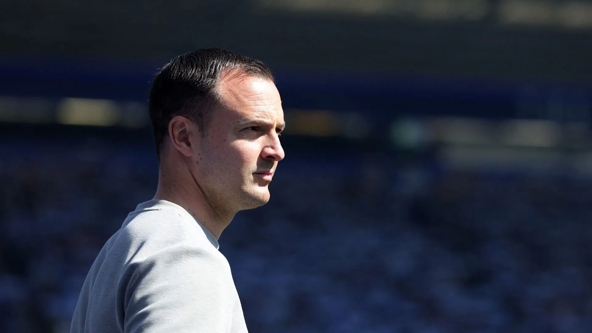 Chris Davies trả lời tại buổi họp báo, khẳng định không có mâu thuẫn giữa Klarer và Neumann