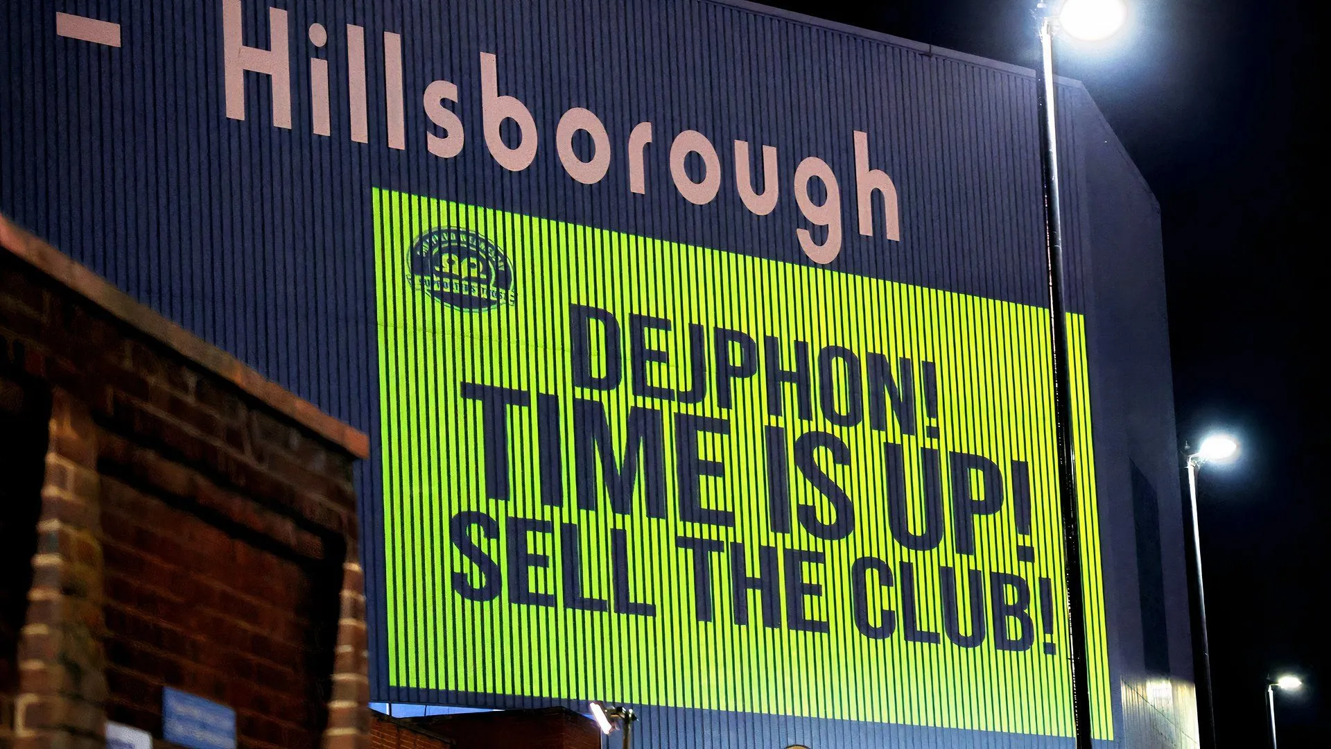 Cổ động viên biểu tình phản đối chủ sở hữu Dejphon Chansiri bên ngoài sân Hillsborough