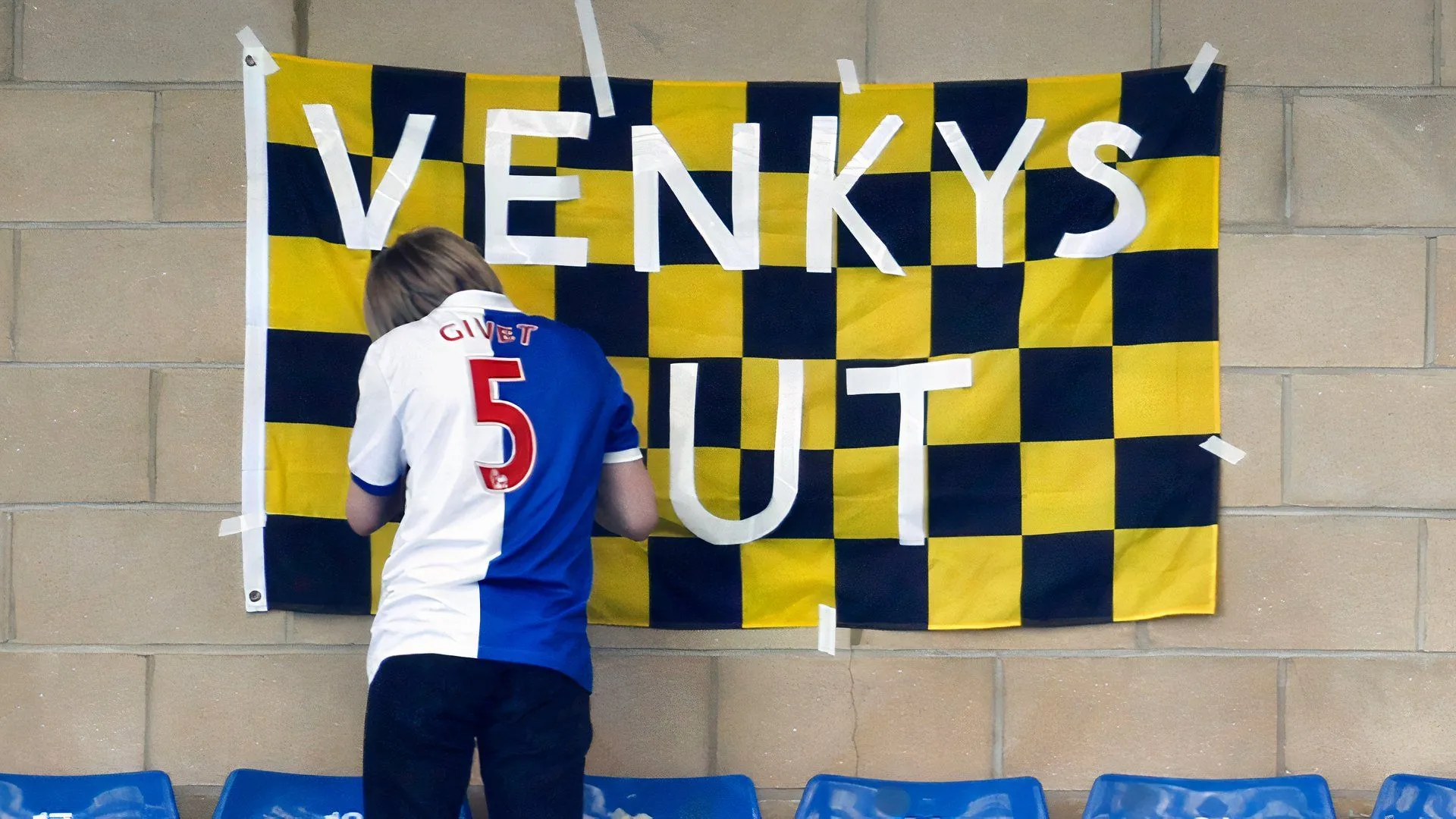 Cổ động viên Blackburn Rovers phản đối chủ sở hữu cũ