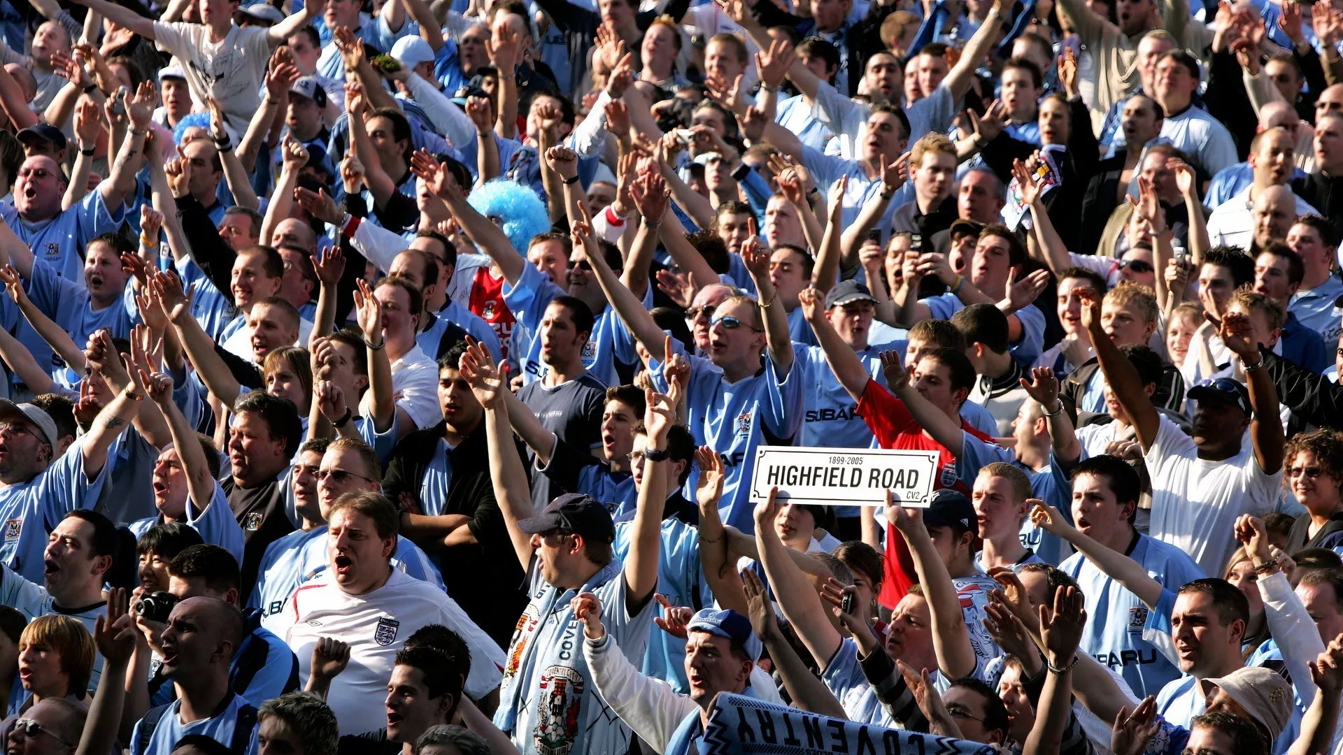 Cổ động viên Coventry City trên khán đài CBS Arena