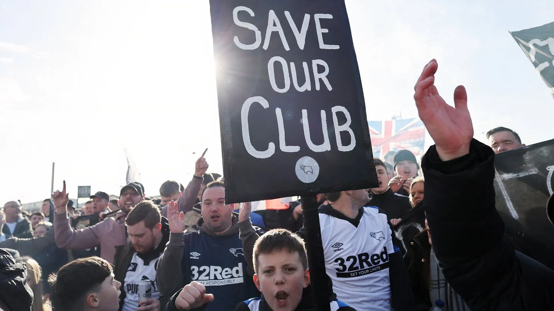 Cổ động viên Derby County tụ tập ủng hộ chiến dịch 'Save Derby County'