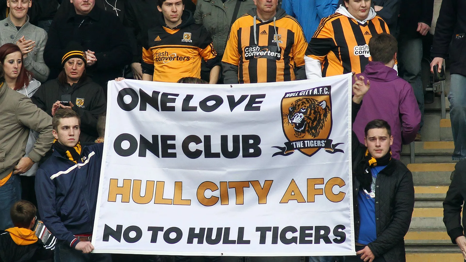 Cổ động viên Hull City biểu tình phản đối thay đổi tên đội bóng