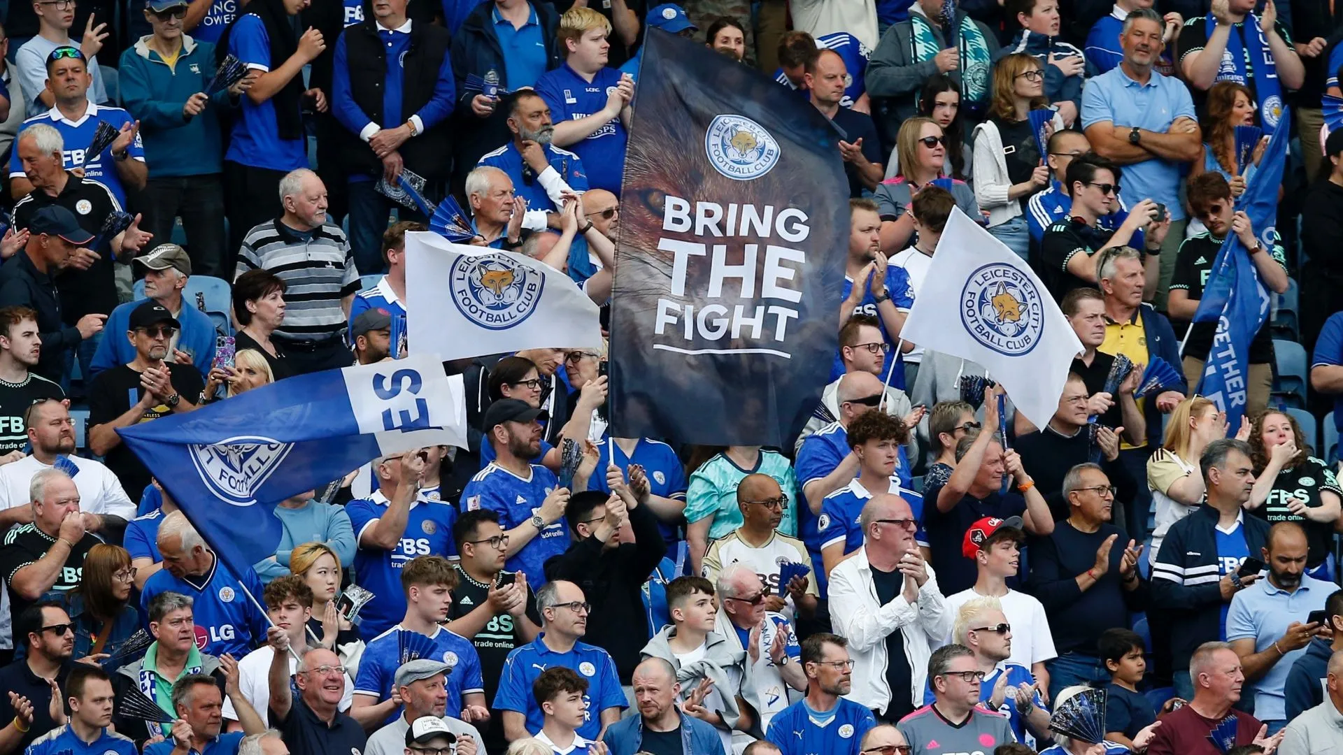 Cổ động viên Leicester City bày tỏ cảm xúc sau thất bại khiến đội xuống hạng