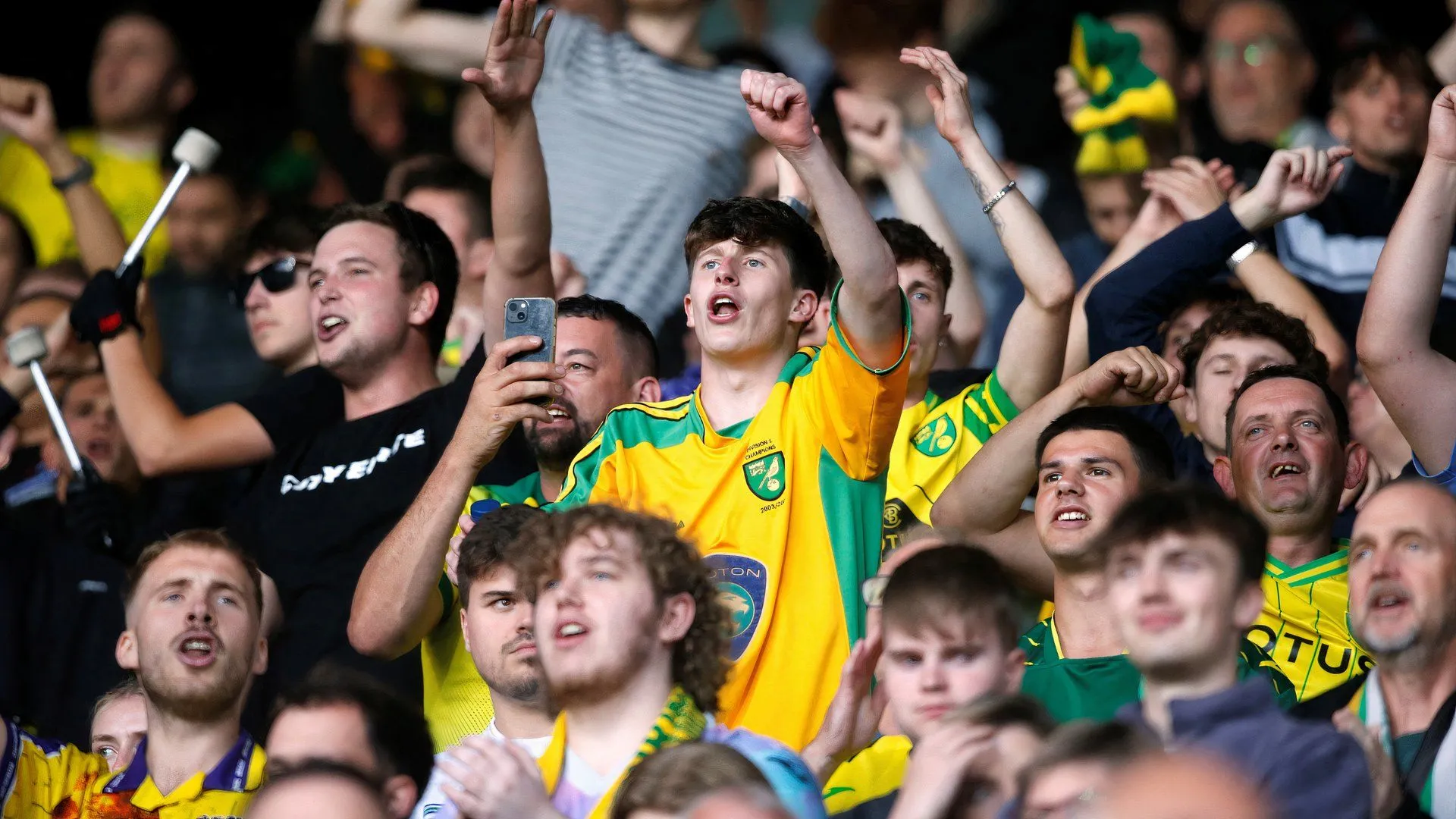 Cổ động viên Norwich City ăn mừng và thất vọng tại Carrow Road