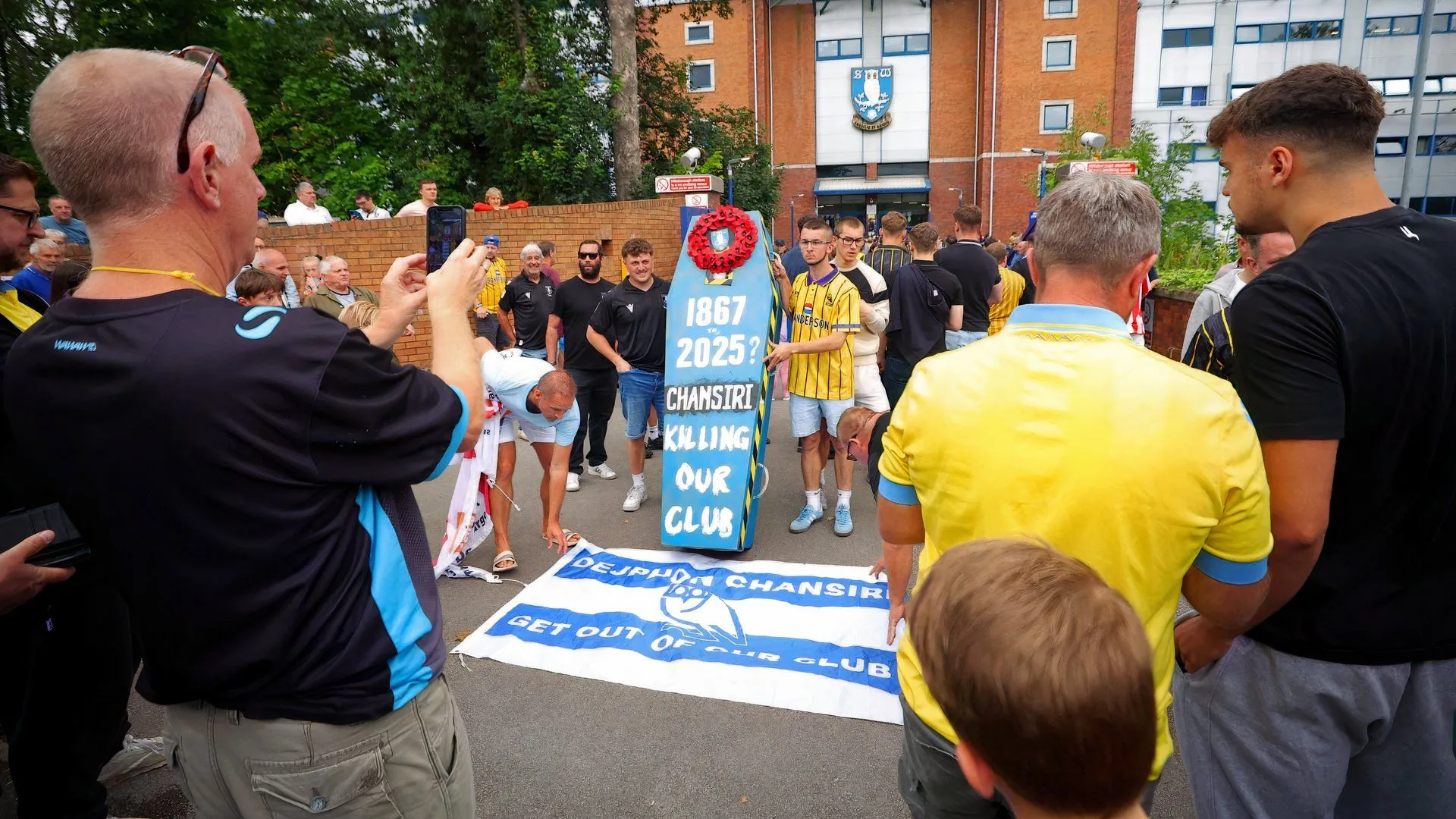 Cổ động viên Sheffield Wednesday biểu tình trước Hillsborough phản đối chủ sở hữu
