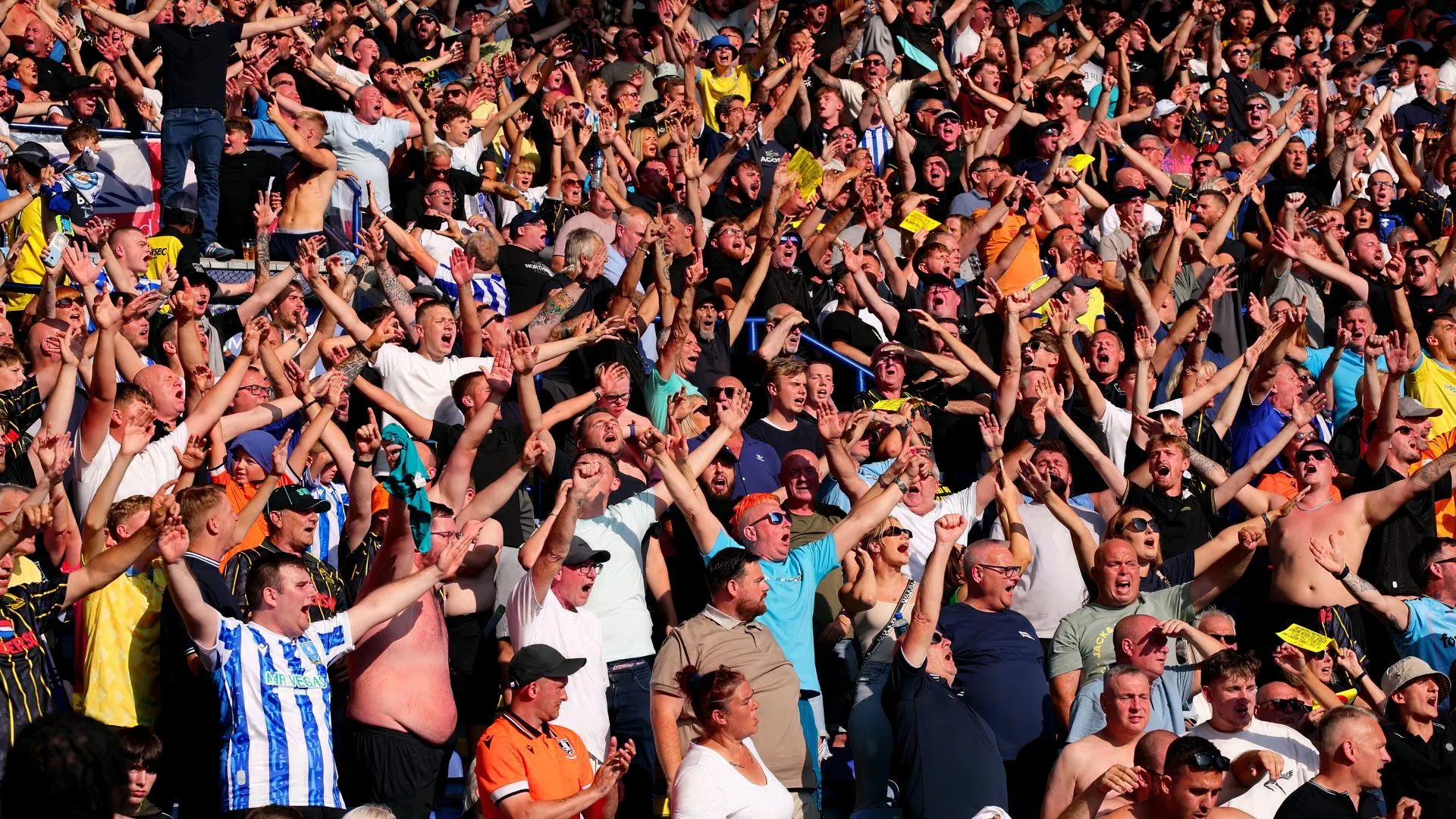 Cổ động viên Sheffield Wednesday tại Hillsborough thể hiện niềm tin trước tương lai của CLB