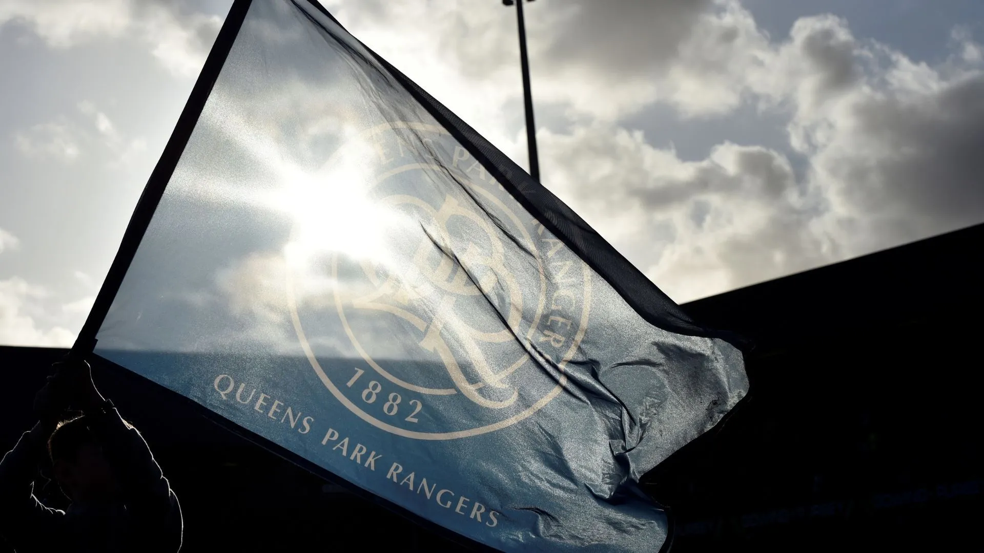 Cờ Queens Park Rangers phất trên khán đài — bối cảnh thương vụ Zan Celar gây tranh cãi