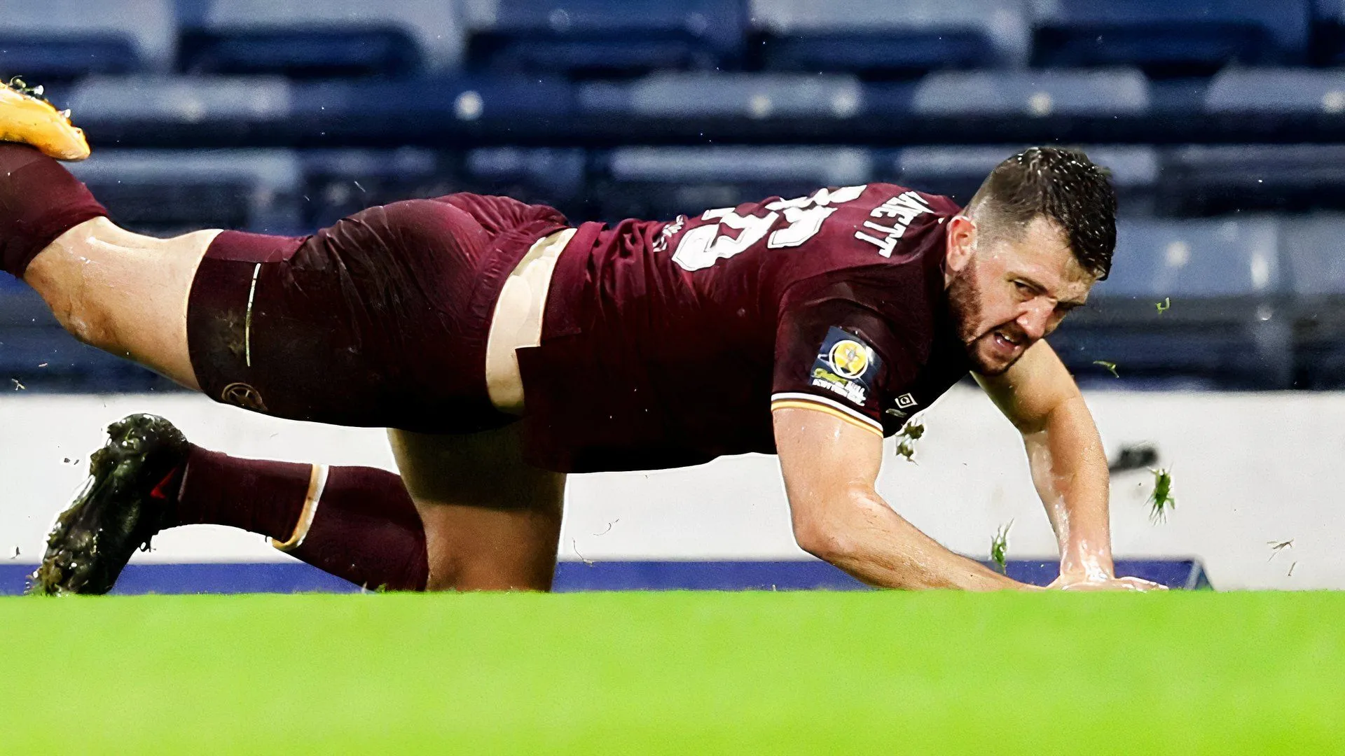 Craig Halkett ăn mừng bàn thắng cho Hearts, thể hiện khả năng phòng ngự kiên định và tầm ảnh hưởng trên sân