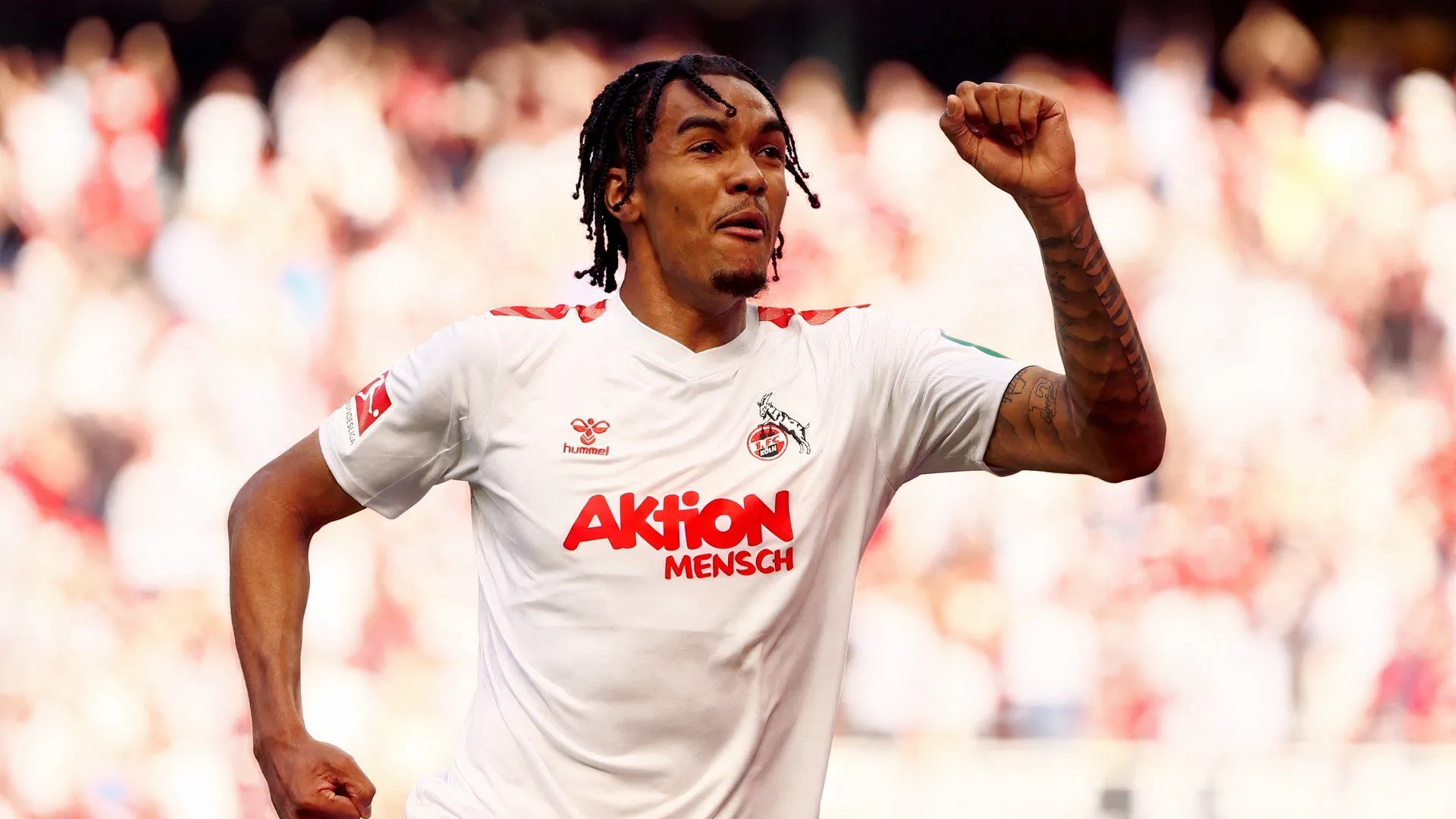 Damion Downs trong màu áo FC Koln trước khi gia nhập Southampton, chữ ký gây tranh cãi