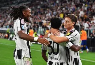 David mừng bàn thắng cùng đồng đội thời còn khoác áo Lille và Juventus, nhấn mạnh kinh nghiệm dứt điểm của anh trước khi tới Serie A