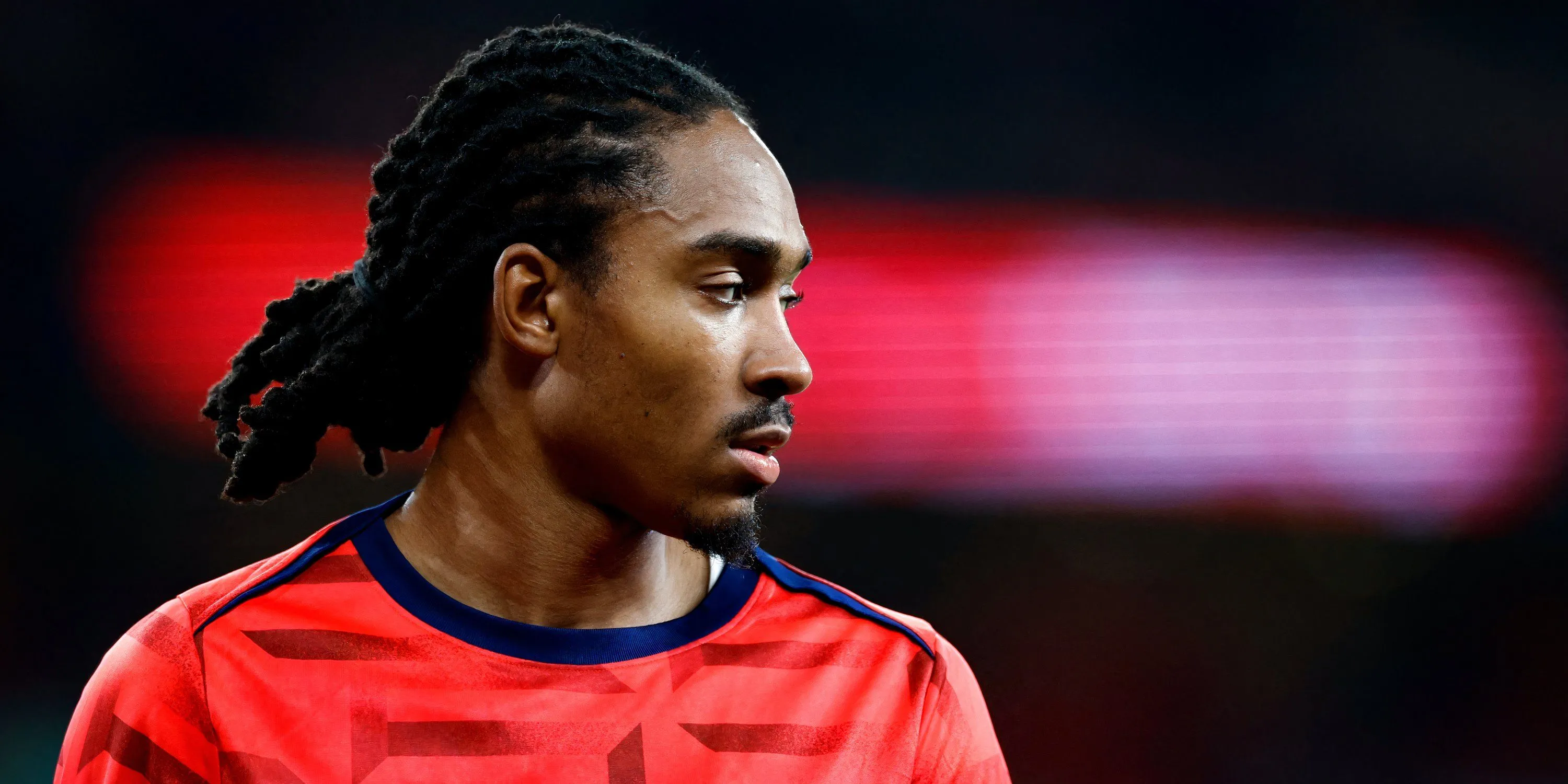 Djed Spence buộc lại dây giày khi trận đấu diễn ra tại St James' Park