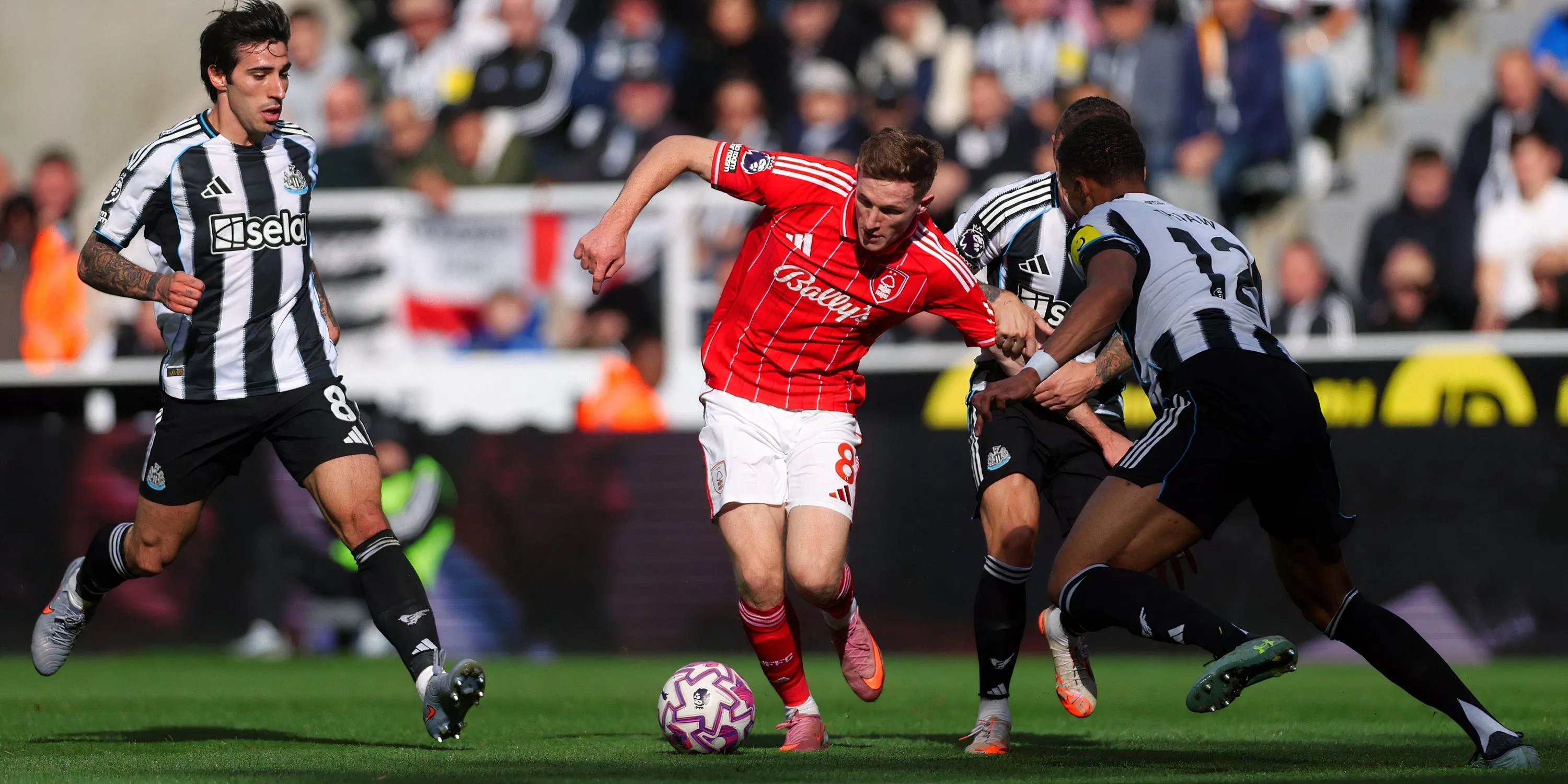Elliot Anderson trong màu áo Nottingham Forest, liên hệ chuyển nhượng với Newcastle United