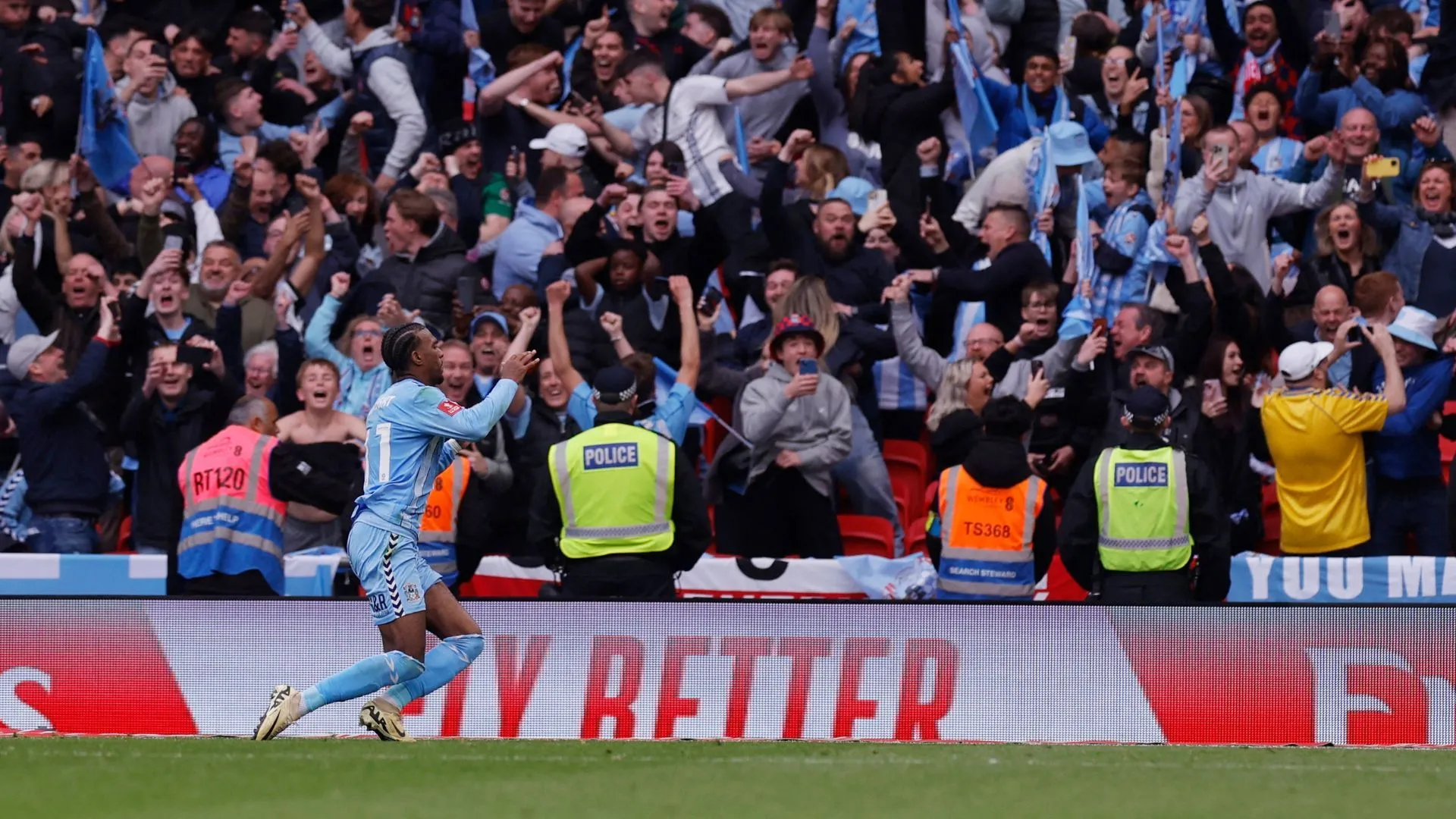 Haji Wright trong màu áo Coventry City, biểu tượng cho tham vọng