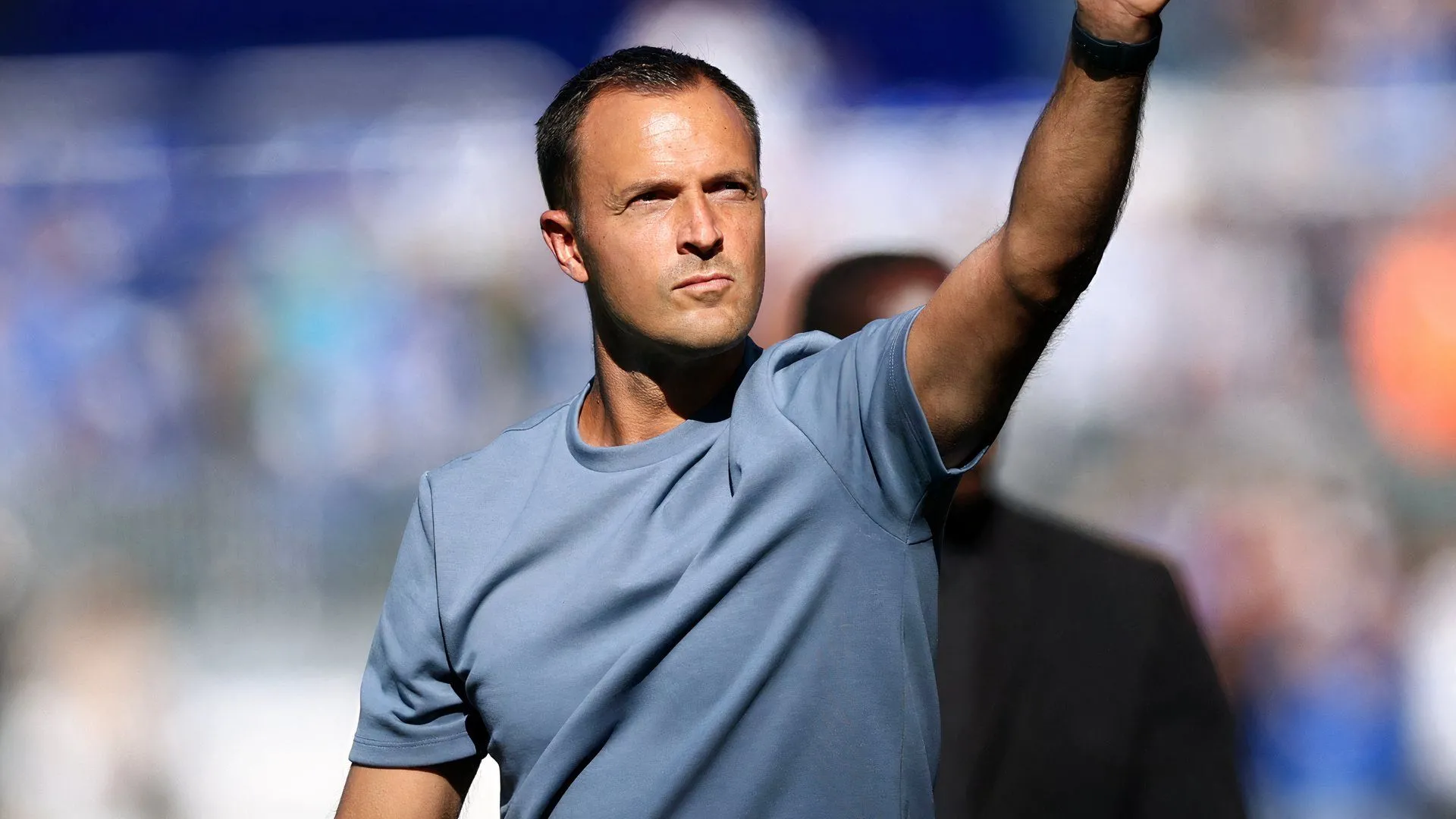 HLV Chris Davies chỉ đạo trên đường biên trong màu áo Birmingham City