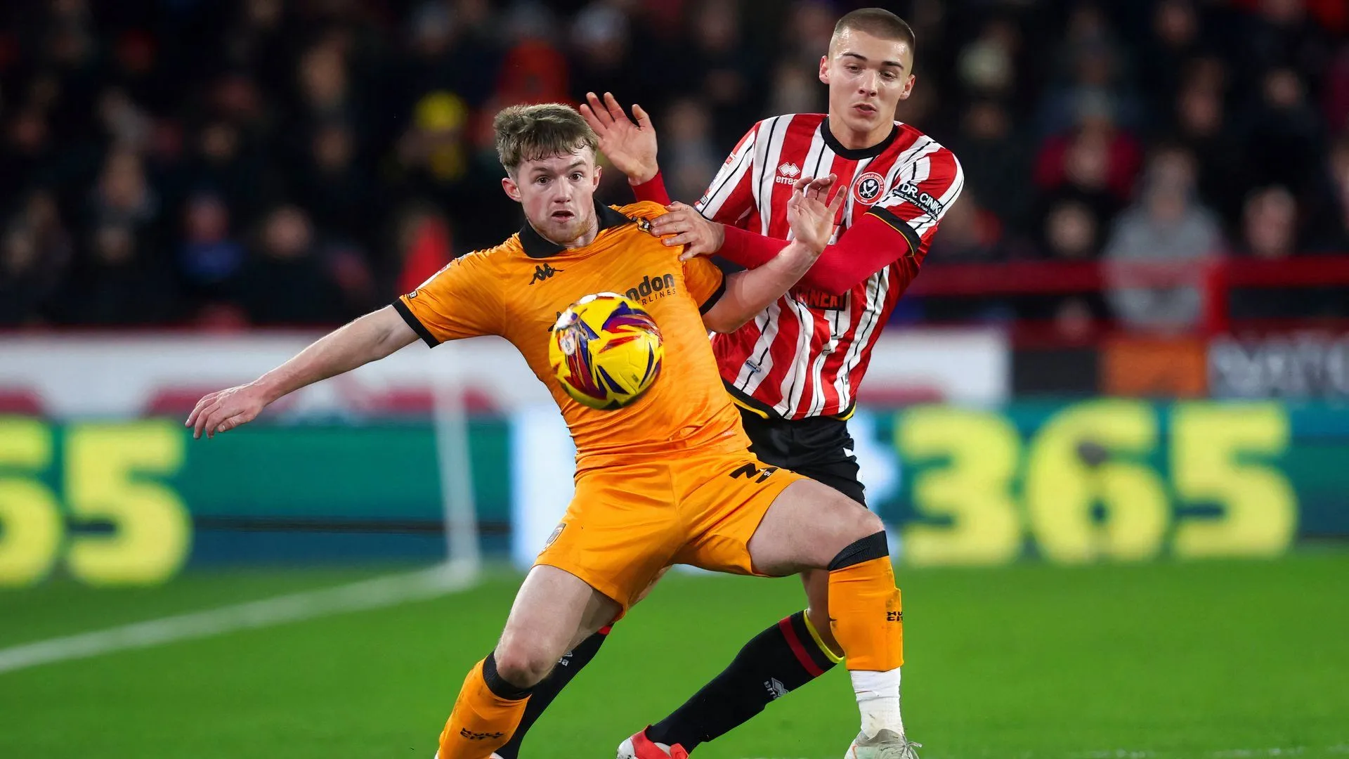 Joe Gelhardt trong màu áo Hull City tấn công từ cánh phải, thể hiện khả năng dứt điểm và phối hợp