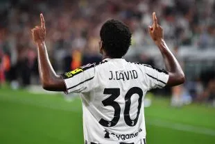 Jonathan David trên sân tập Juventus, mô tả chuyển động và tốc độ của tiền đạo Canada trên hàng công Juventus