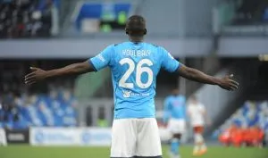 Kalidou Koulibaly trong màu áo Napoli, một trong các trung vệ được Spalletti đề cao