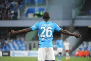 Kalidou Koulibaly trong màu áo Napoli năm 2022, trung vệ Senegal ghi dấu ấn ở Serie A