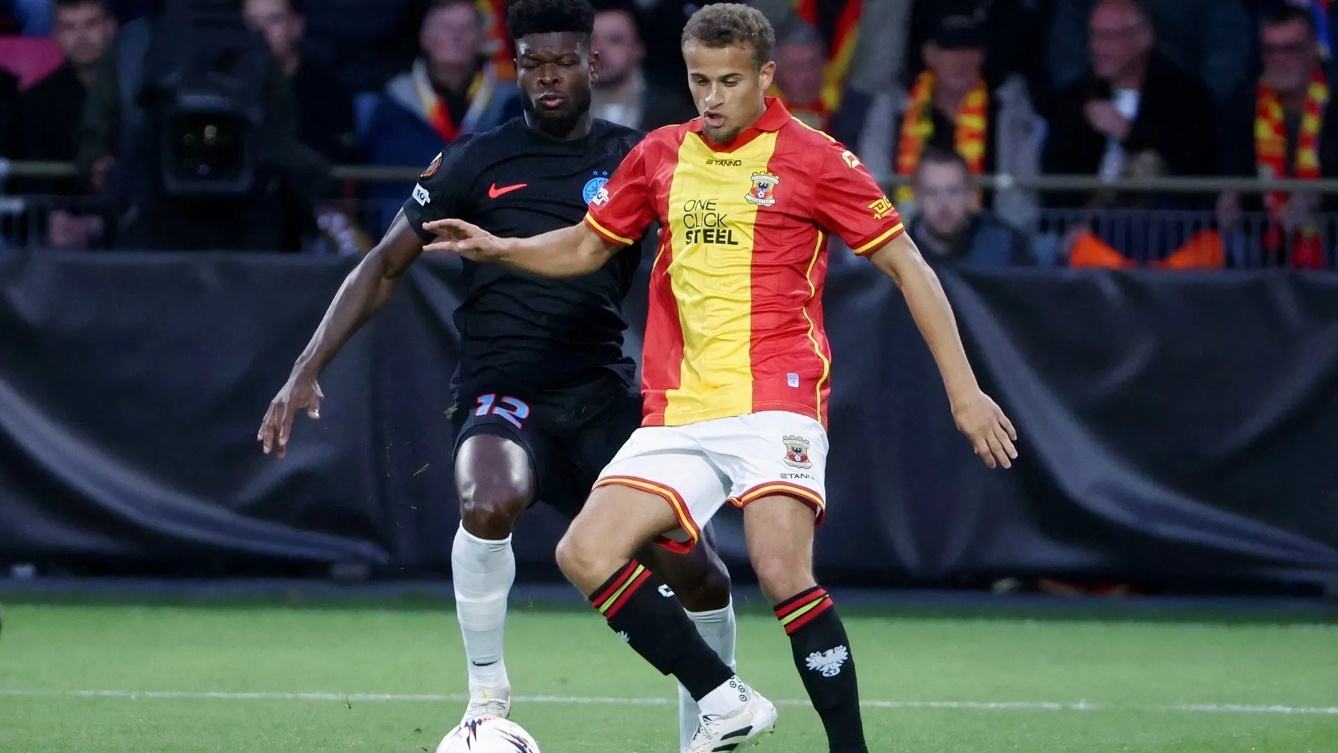 Kenzo Goudmijn trong màu áo Go Ahead Eagles, tiền vệ sáng tạo người Hà Lan rời Derby theo dạng cho mượn