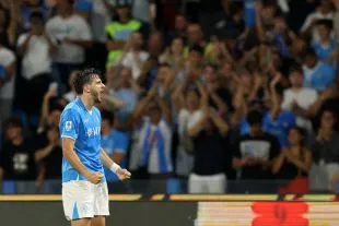 Khvicha Kvaratskhelia ăn mừng bàn thắng cho Napoli, lựa chọn chạy cánh trong đội hình Spalletti