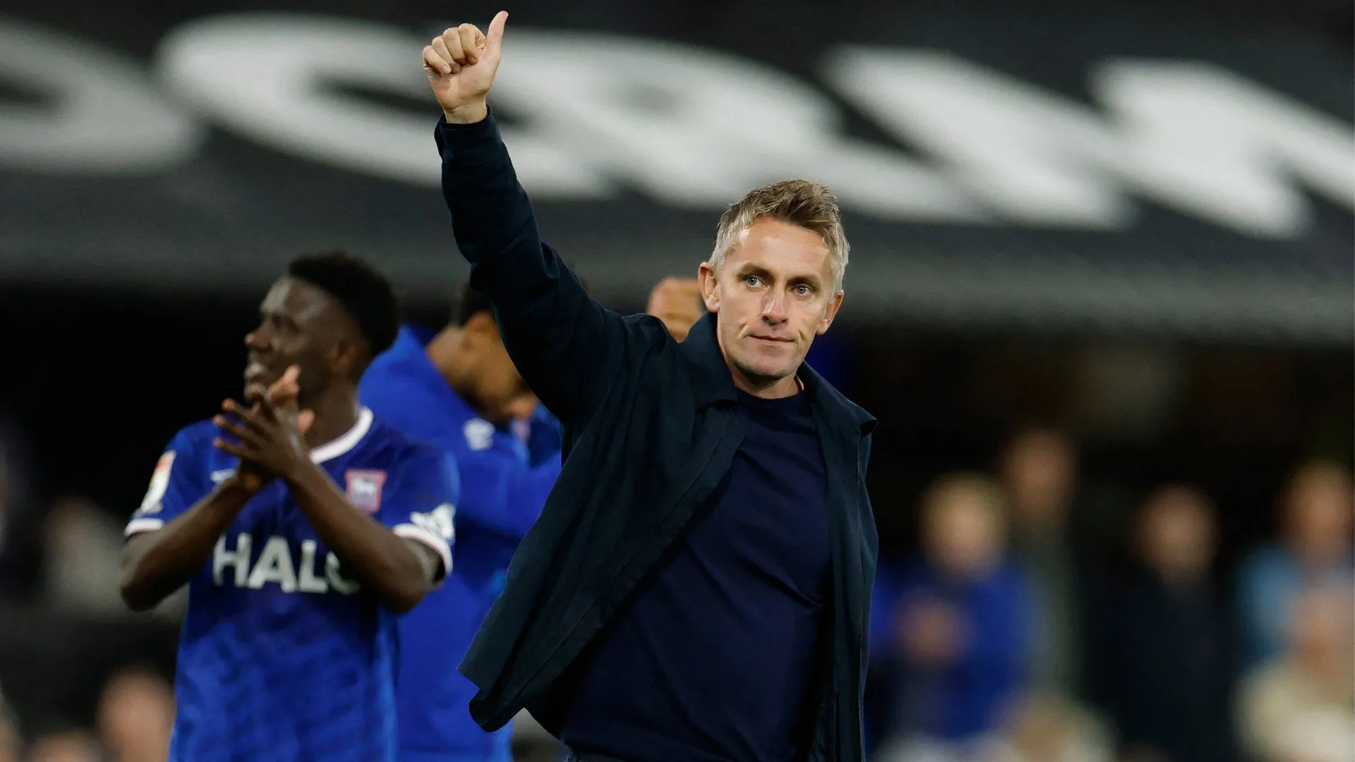 Kieran McKenna trao đổi chiến thuật cùng ban huấn luyện và cầu thủ Ipswich Town