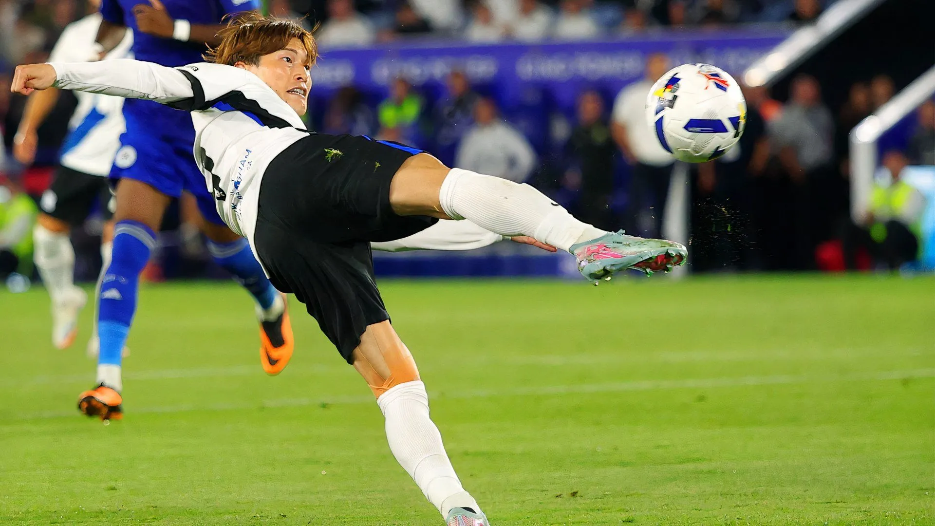 Kyogo Furuhashi trong màu áo Birmingham City tranh chấp với hậu vệ Leicester