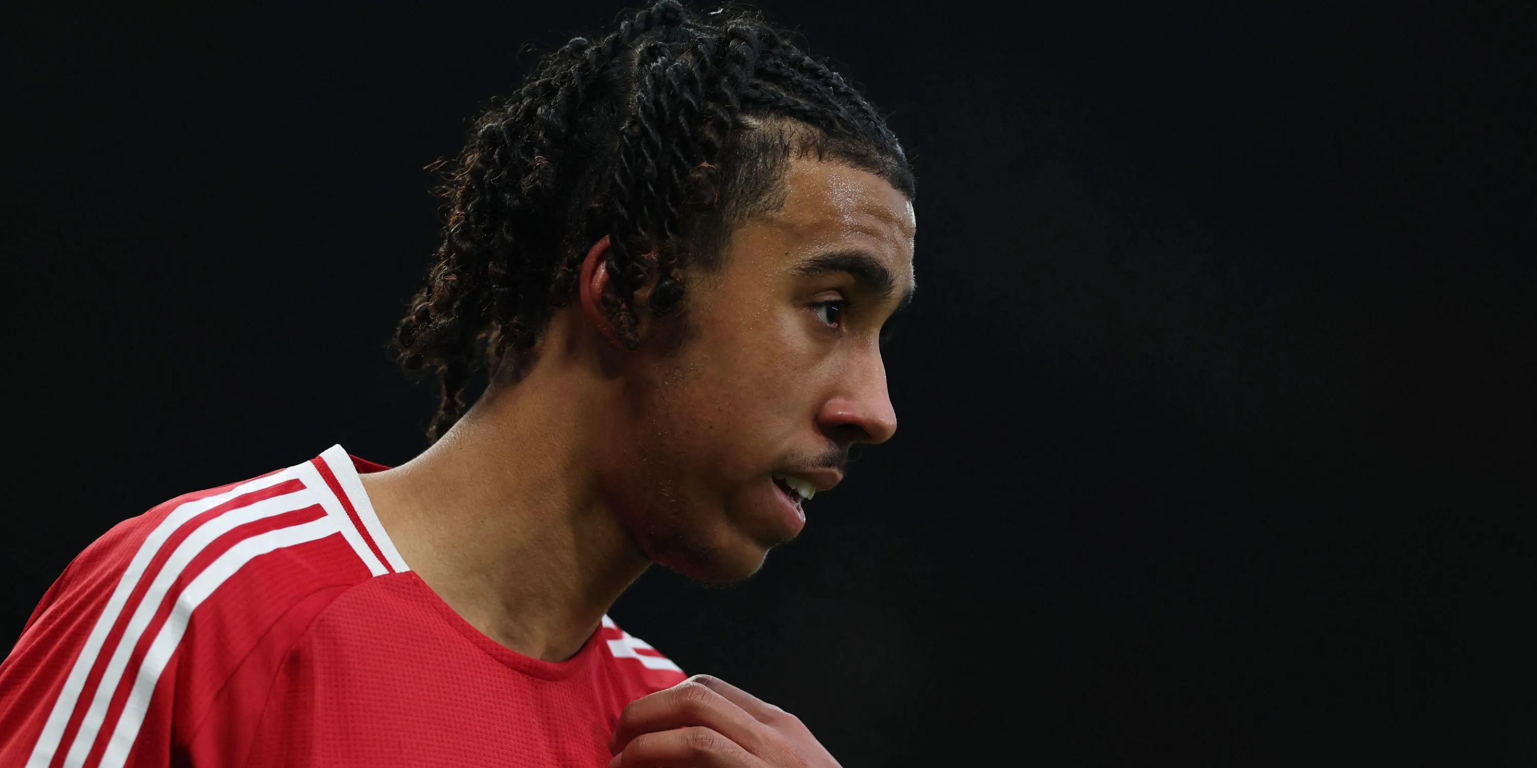 Leny Yoro thi đấu cho Man Utd, trung vệ trẻ sở hữu khả năng không chiến và chuyền bóng tốt