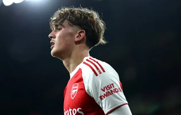 Max Dowman (15 tuổi) lần đầu đá chính cho Arsenal, khoảnh khắc rời sân nhận tràng pháo tay từ CĐV Emirates