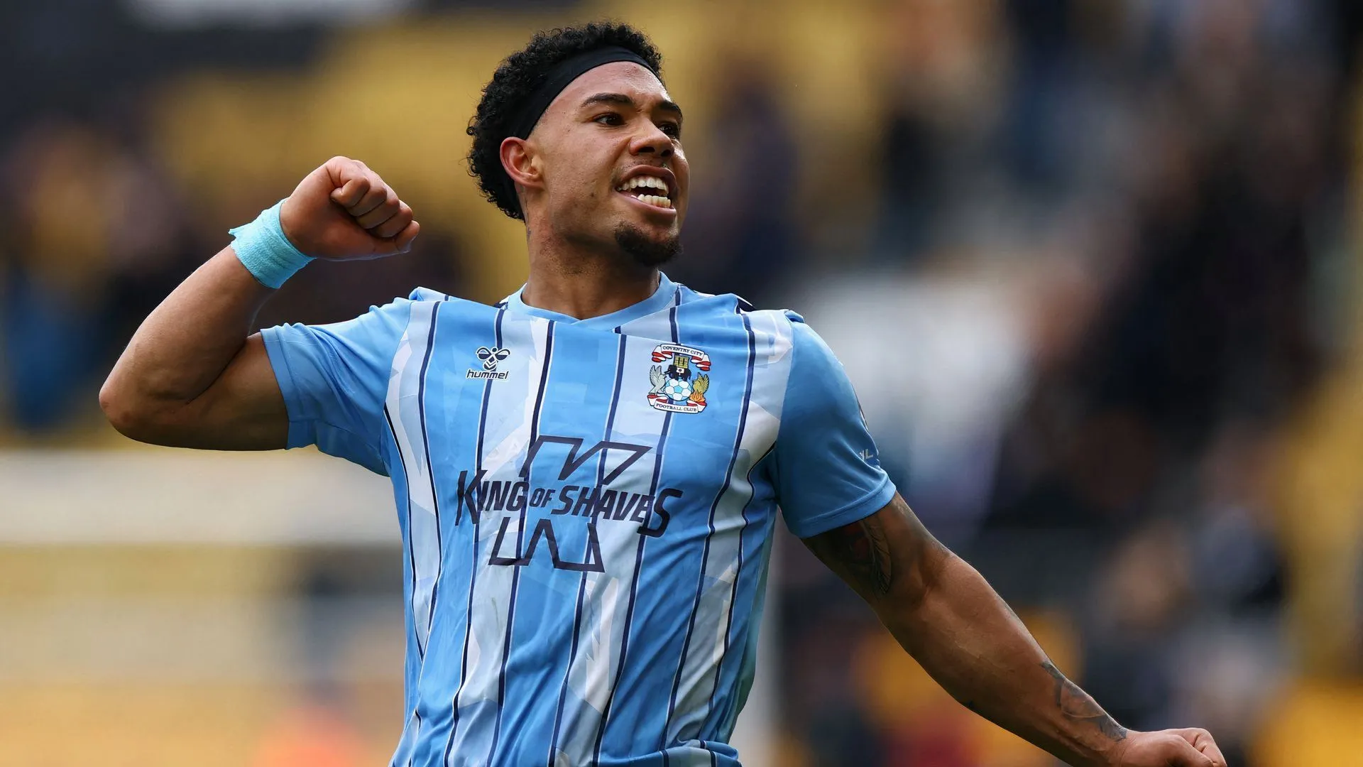 Milan van Ewijk tấn công dâng cao trên hành lang phải của Coventry