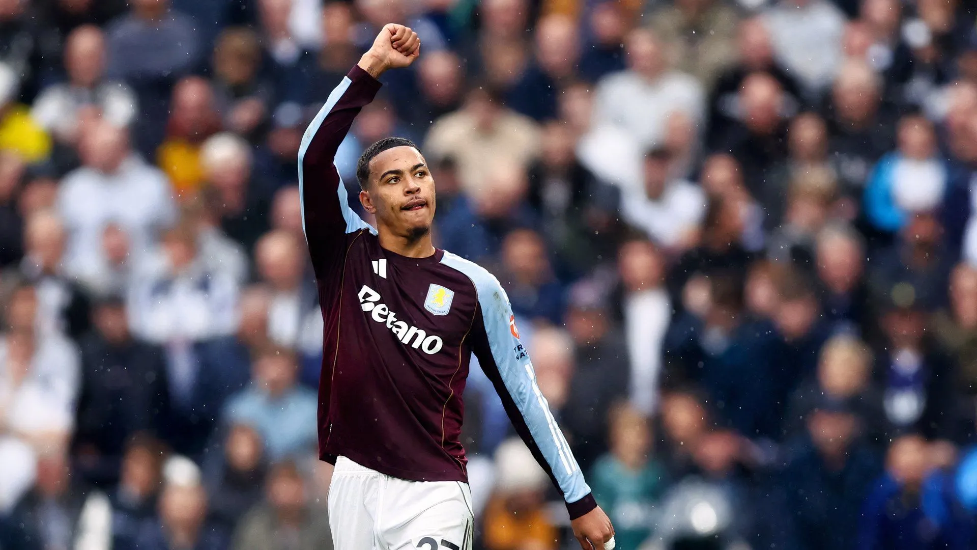 Morgan Rogers trong màu áo Aston Villa chạy bóng tại Villa Park, cầu thủ người Anh 23 tuổi trong mùa giải 2023/24