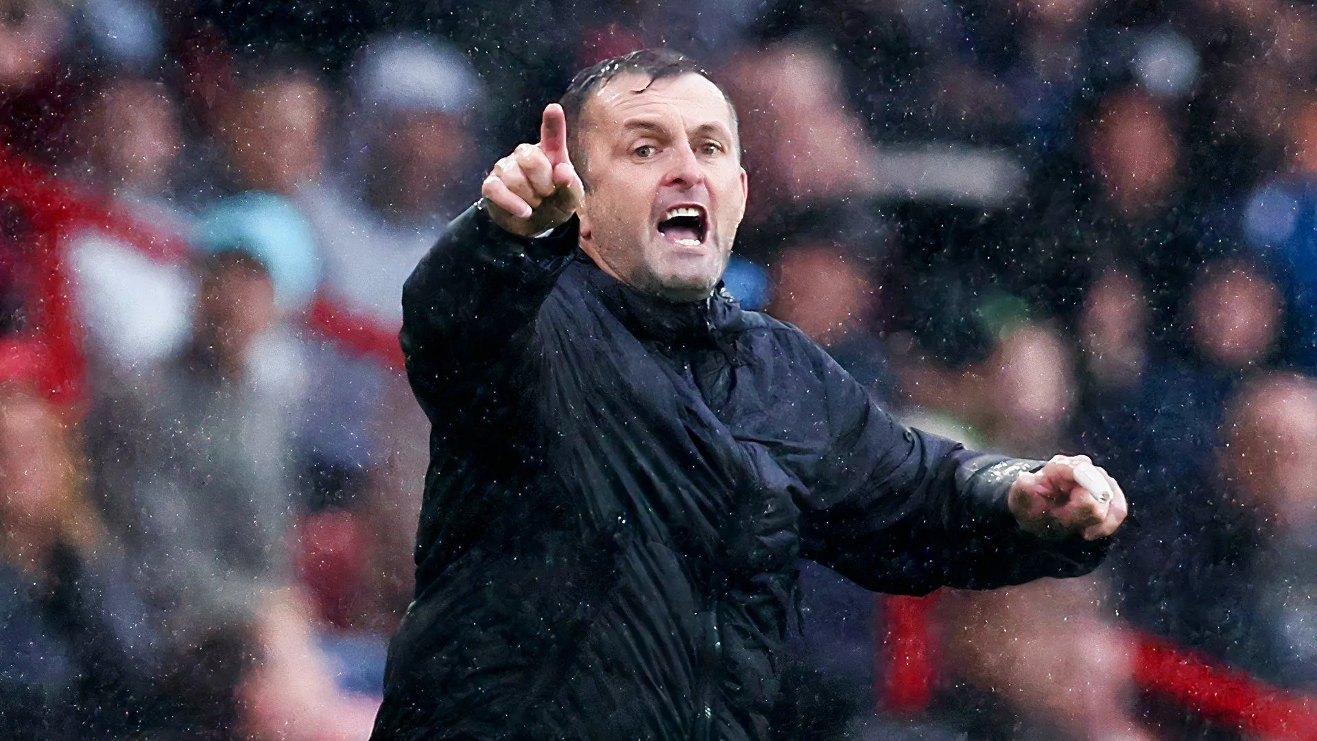 Nathan Jones trên đường pitch cùng Charlton