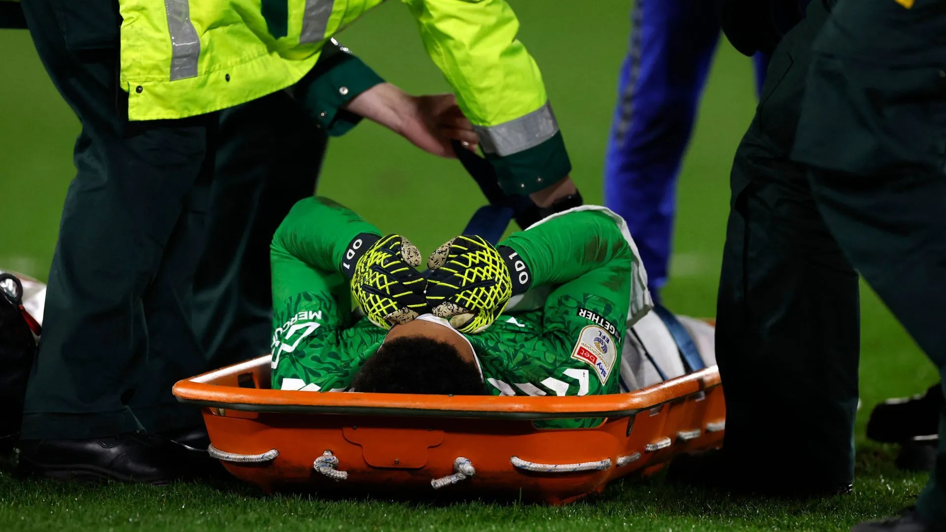 Oliver Dovin bị chấn thương ACL rời sân trong màu áo Coventry City