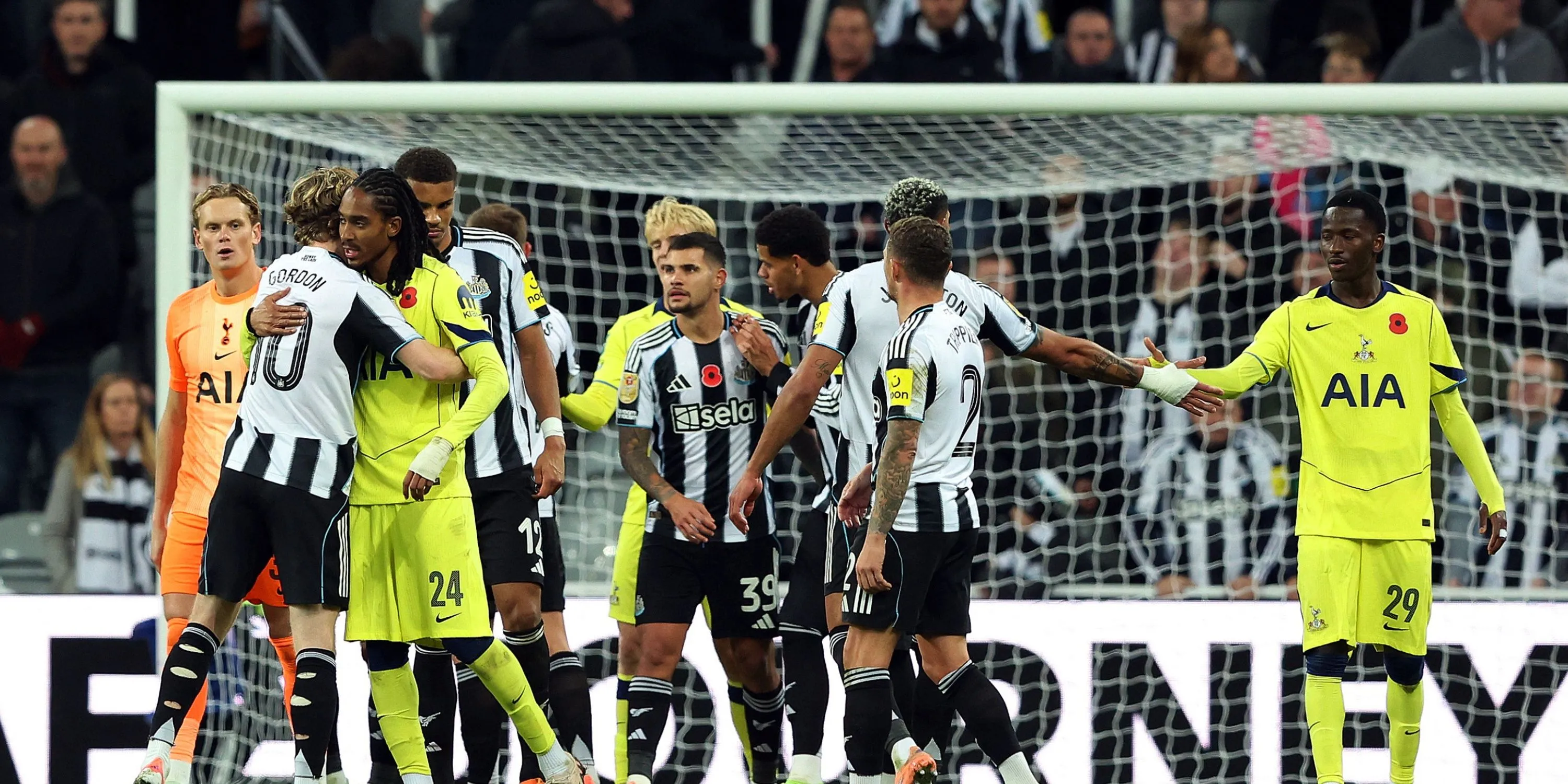 Pape Sarr trong màu áo Spurs, trận đấu cho thấy hạn chế khi anh bị ràng buộc trong vai trò đánh chặn