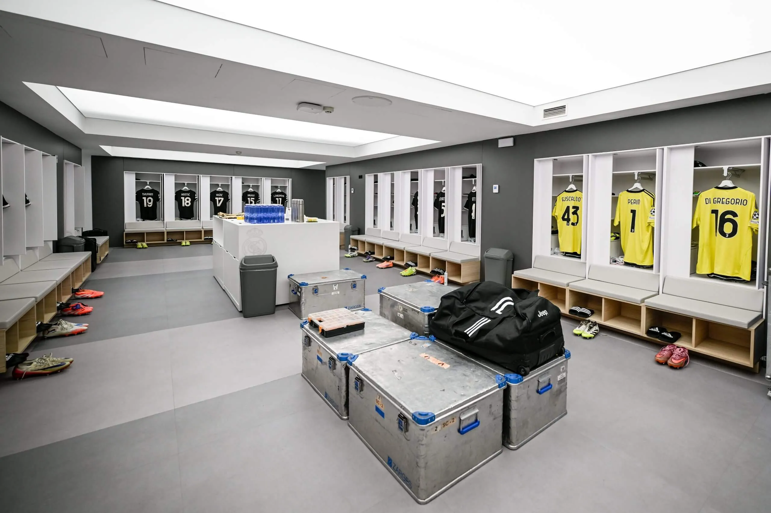 Phòng thay đồ của Juventus khi làm khách trên sân Bernabeu, thể hiện sự khác biệt tiện nghi giữa hai bên