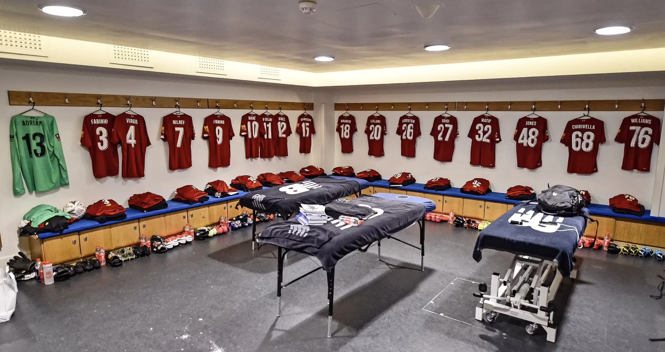 Phòng thay đồ dành cho đội khách ở Ngoại hạng Anh với sự khác biệt rõ rệt về tiện nghi