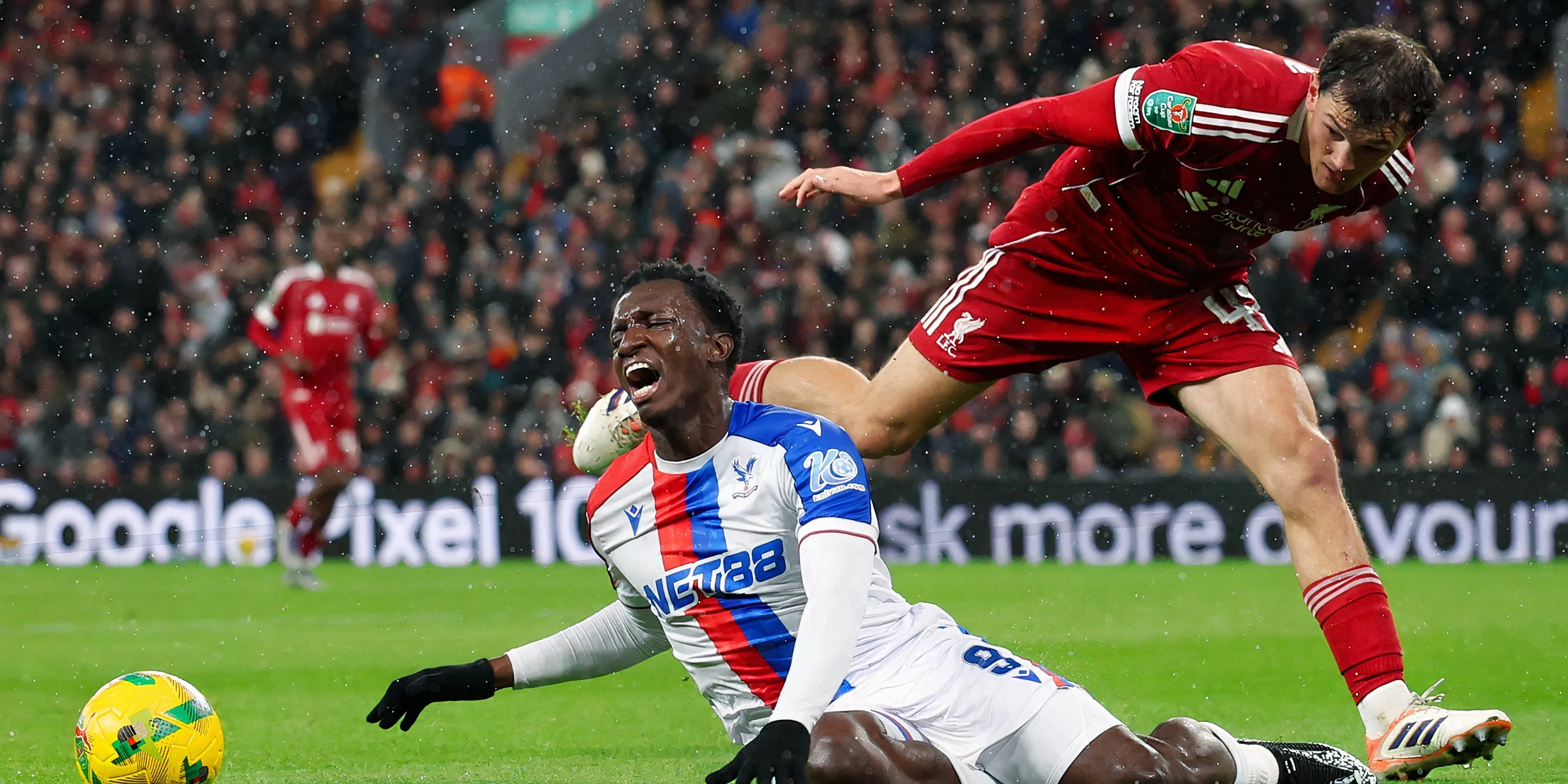 Ramsay tranh chấp trên sân, minh họa nỗ lực tìm lại vị trí ở đội một Liverpool