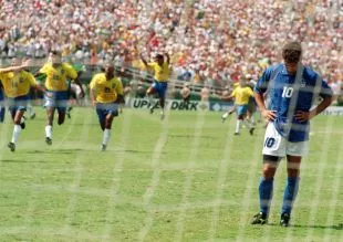 Roberto Baggio sút hỏng phạt đền trong chung kết World Cup 1994, biểu tượng cho những sai lầm lớn ở chấm 11m