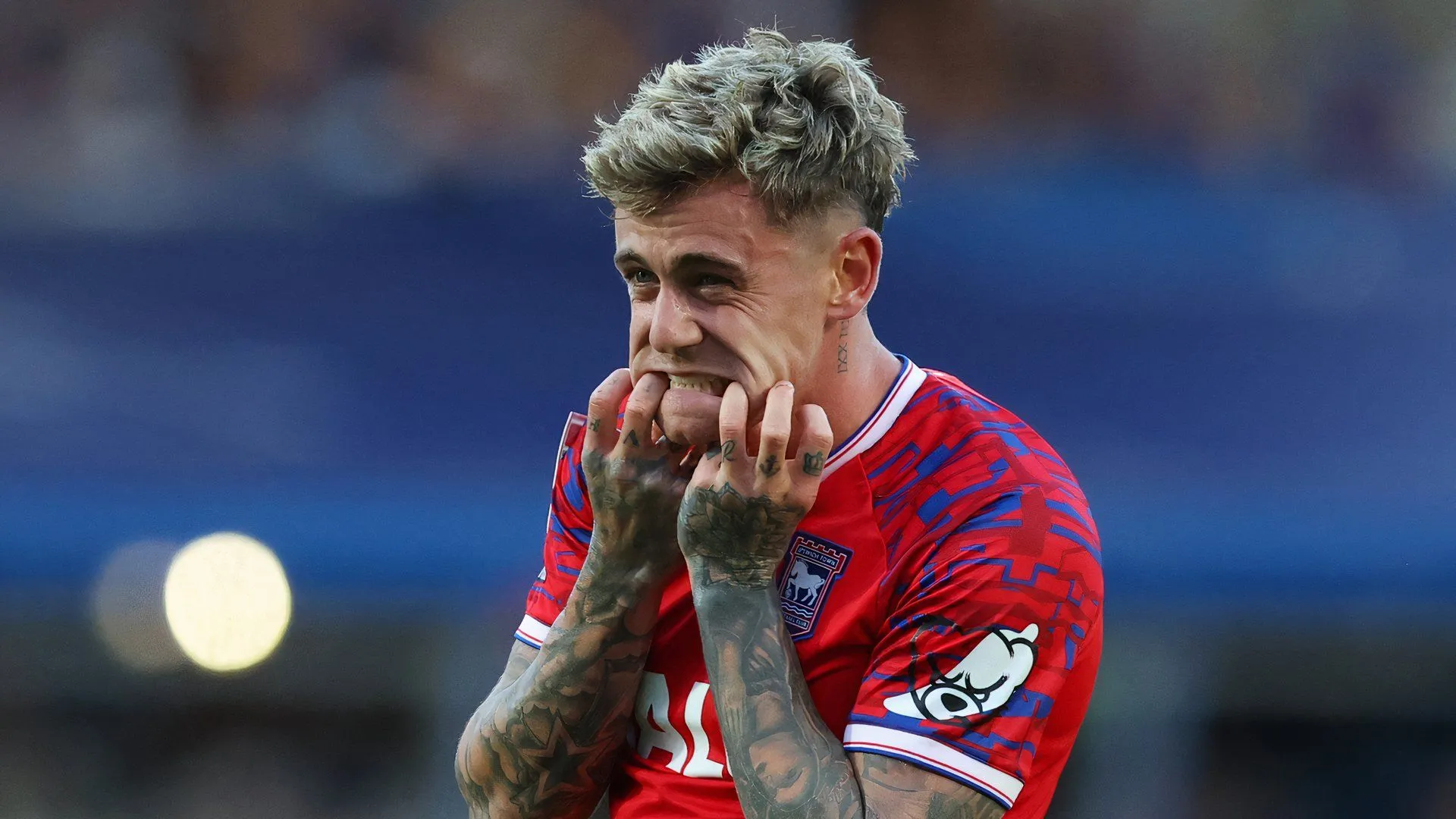 Sammie Szmodics trong màu áo Ipswich Town dính chấn thương gối và rời sân