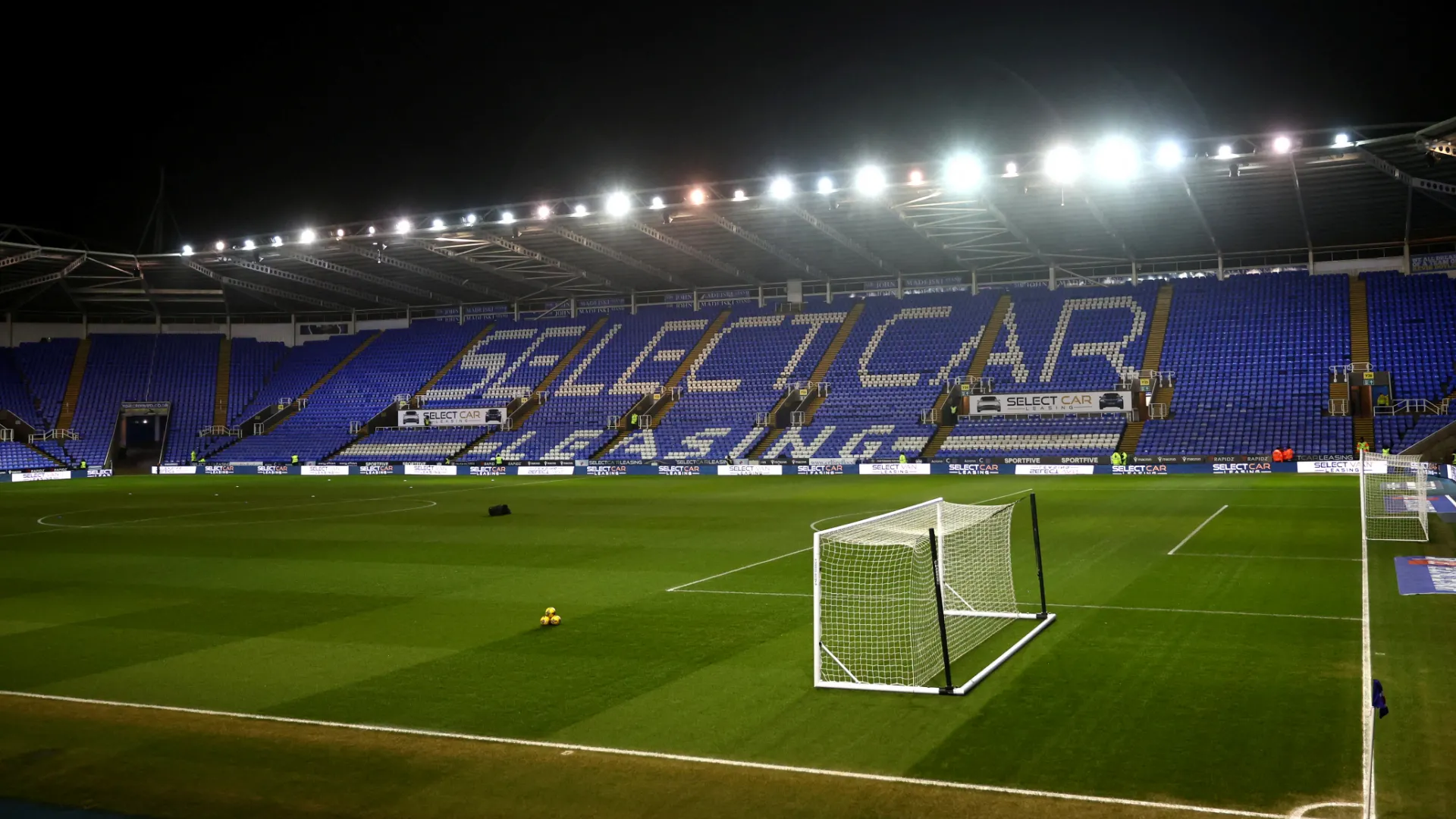 Select Car Leasing Stadium sân nhà của Reading tại Berkshire, nơi Richardson bắt đầu nhiệm vụ cải thiện phong độ