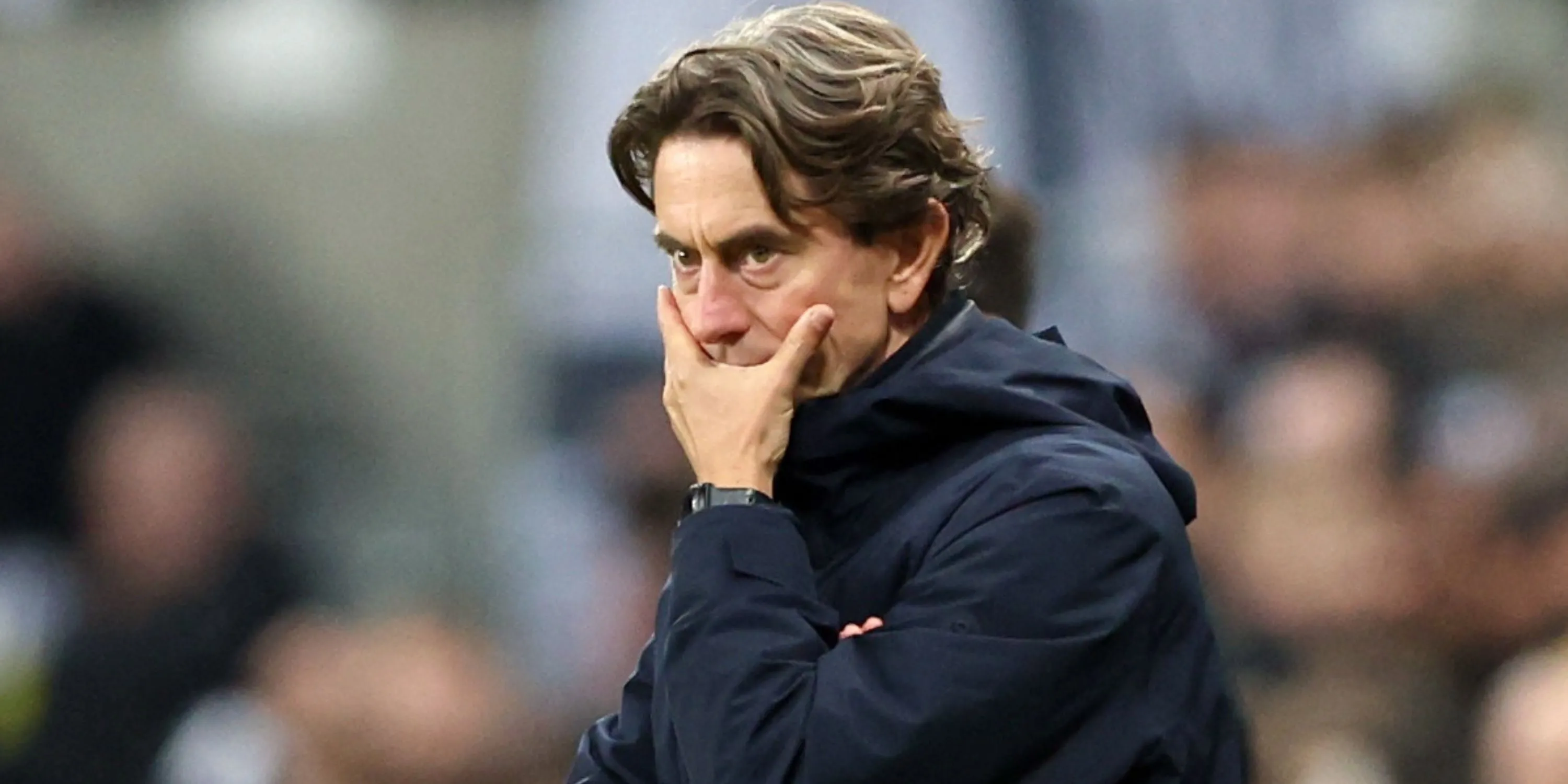 Thomas Frank đứng quan sát trận đấu tại St James' Park, Spurs chịu sức ép sau thất bại