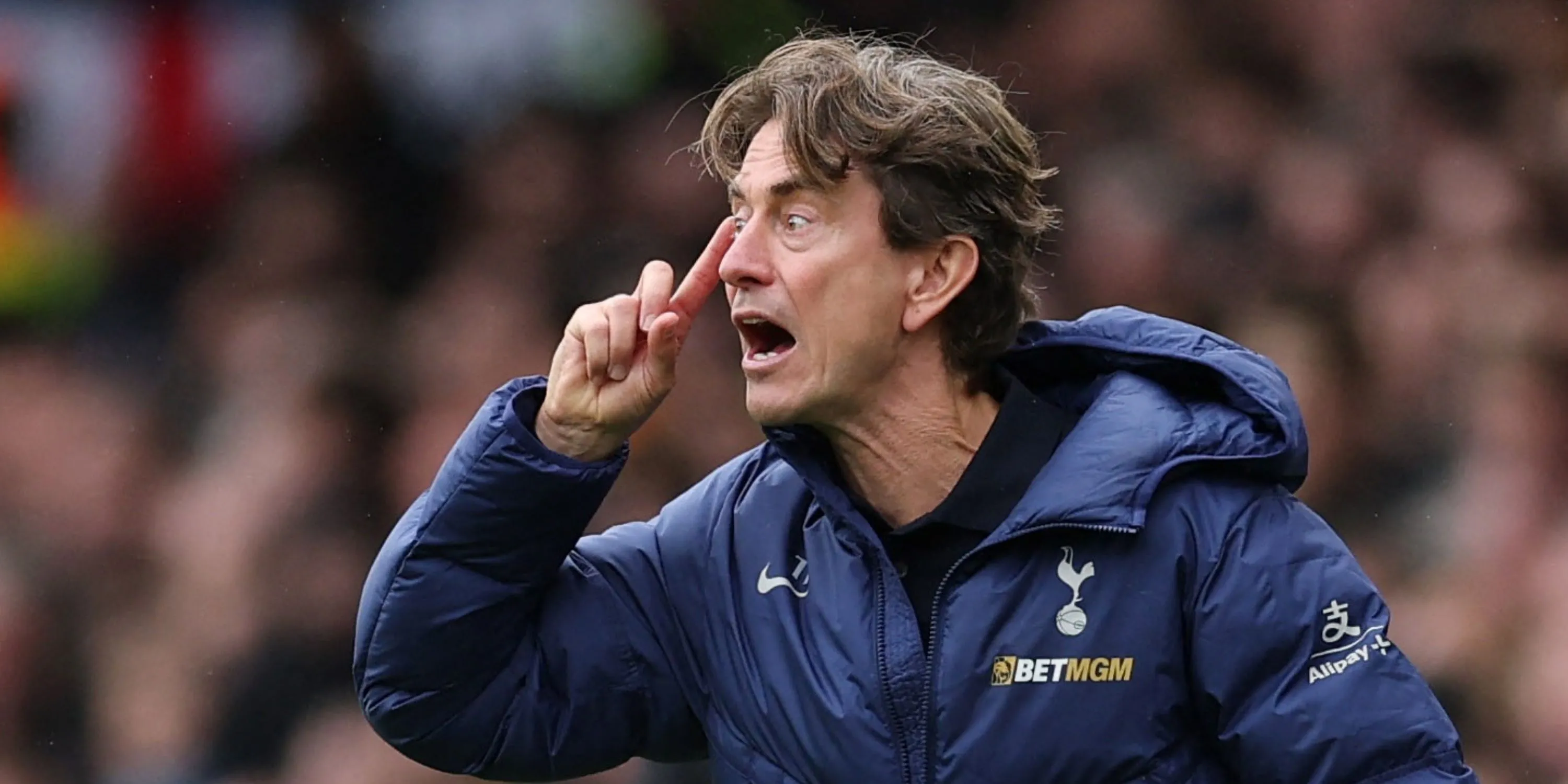 Thomas Frank trên đường pitch khi Tottenham thi đấu gặp Newcastle tại Premier League