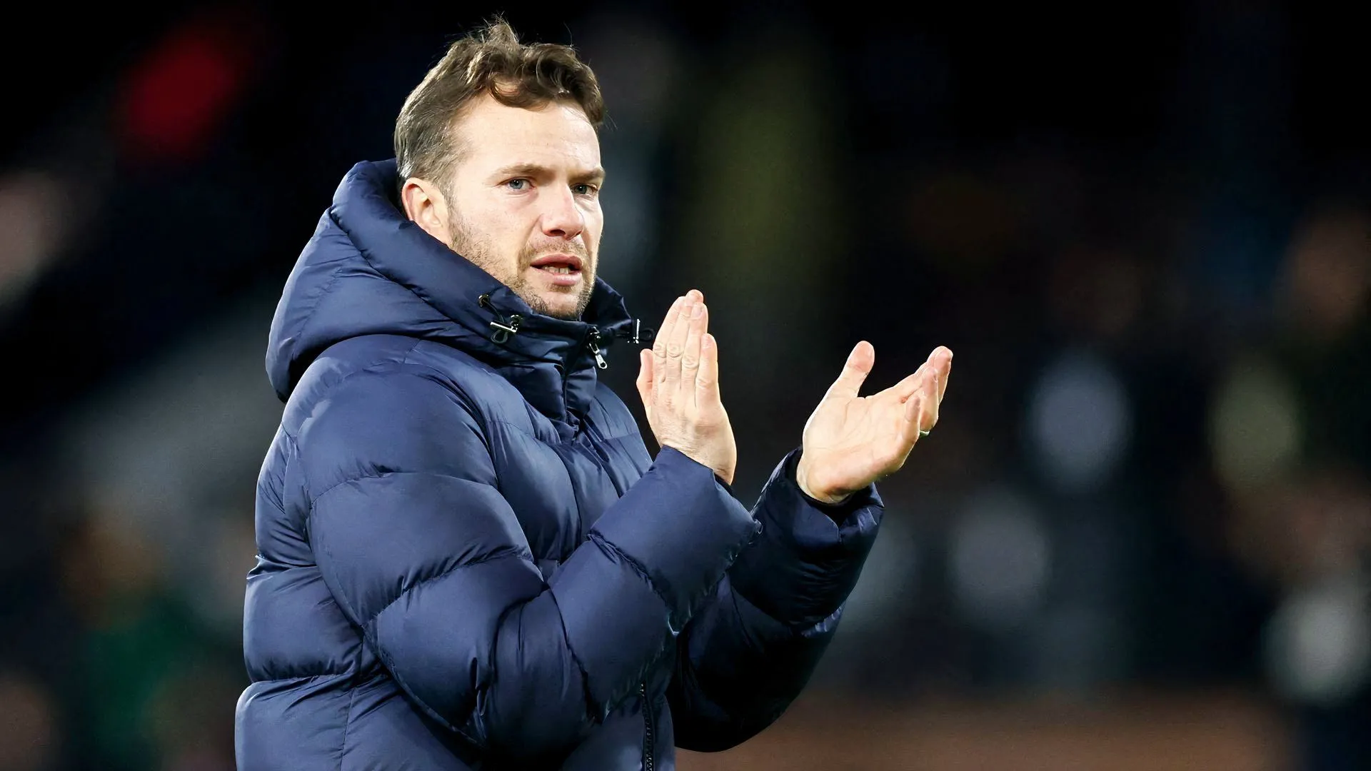 Tom Cleverley đang chỉ đạo ngoài đường piste, biểu hiện quyết tâm tại Plymouth Argyle