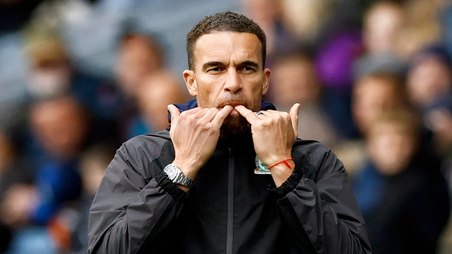 Valerien Ismael huấn luyện Blackburn Rovers trên băng ghế chỉ đạo, theo dõi Ryan Alebiosu thi đấu