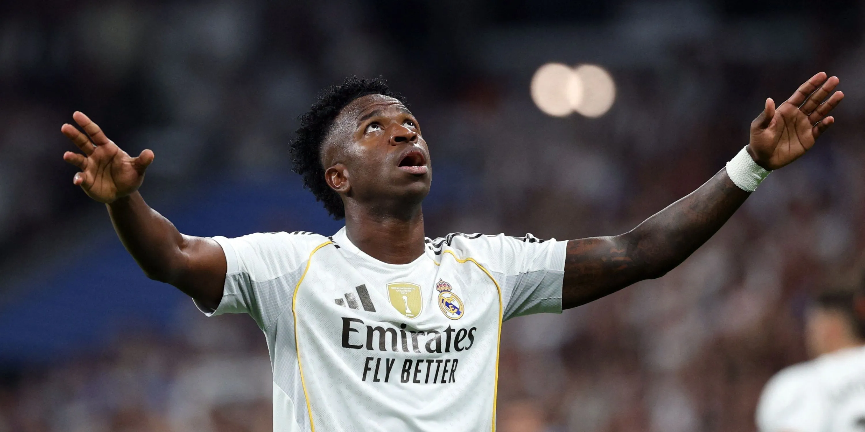 Vinicius Jr trong trang phục Real Madrid, biểu cảm thi đấu mạnh mẽ và tốc độ từ cánh